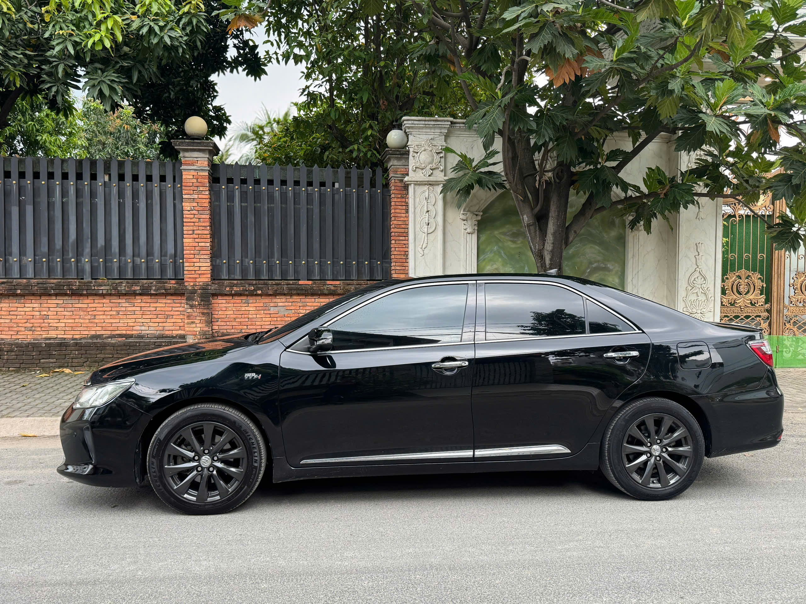 Cần bán xe Toyota Camry 2.5Q năm 2016, màu đen, giá tốt