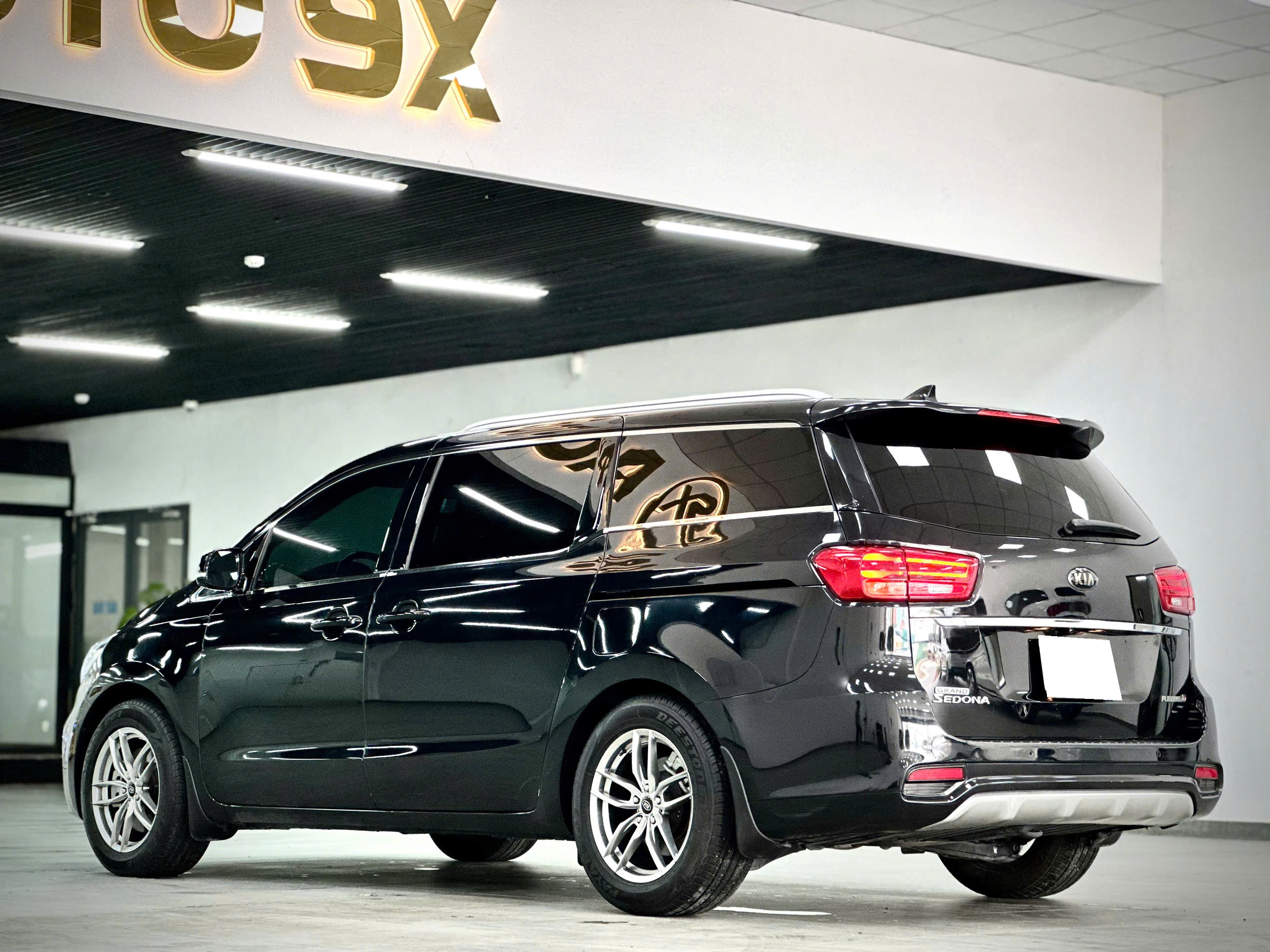 Bán xe Kia Sedona 2.2 DAT Luxury sản xuất năm 2020, màu đen