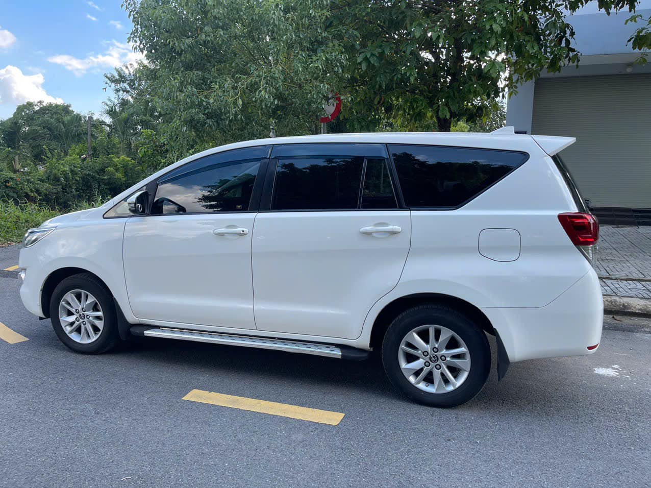 Cần bán Toyota Innova 2.0G năm sản xuất 2019, màu trắng