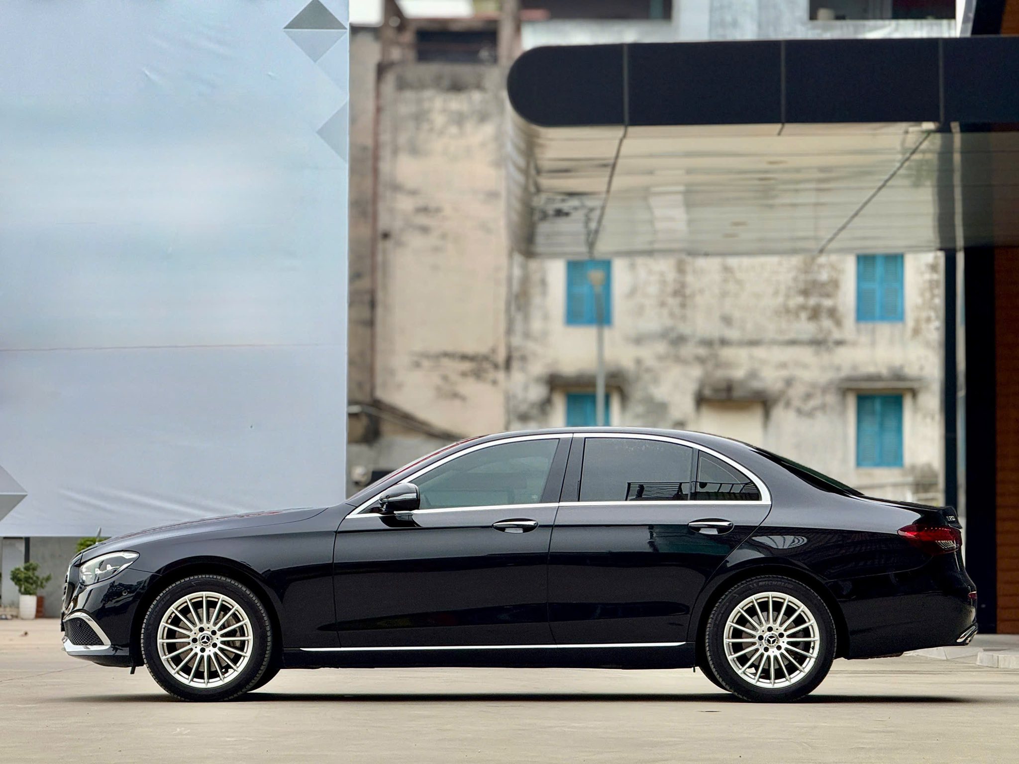 Cần bán Mercedes-Benz E class E200 Exclusive sản xuất năm 2022, màu đen, 1.499 tỉ