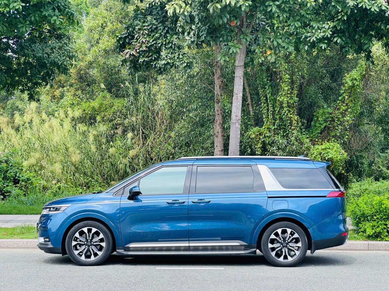 Cần bán xe Kia Carnival Premium 2.2D 8S sản xuất 2022, màu xanh lam