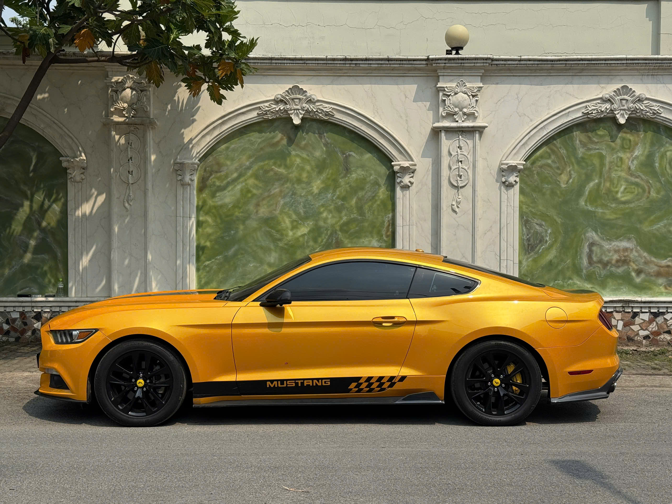 Cần bán xe Ford Mustang Ecoboost sản xuất 2015, màu vàng, nhập khẩu, 1.22 tỉ