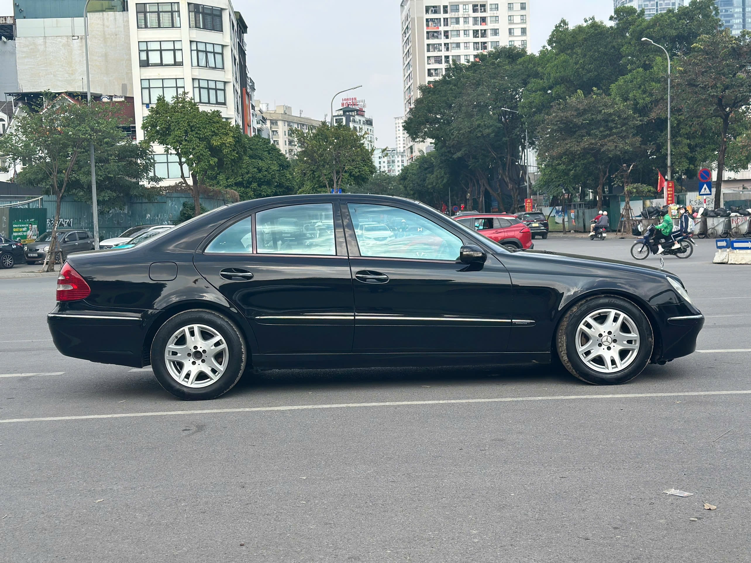 Cần bán Mercedes-Benz E class E280 năm sản xuất 2005, màu đen, giá 137tr
