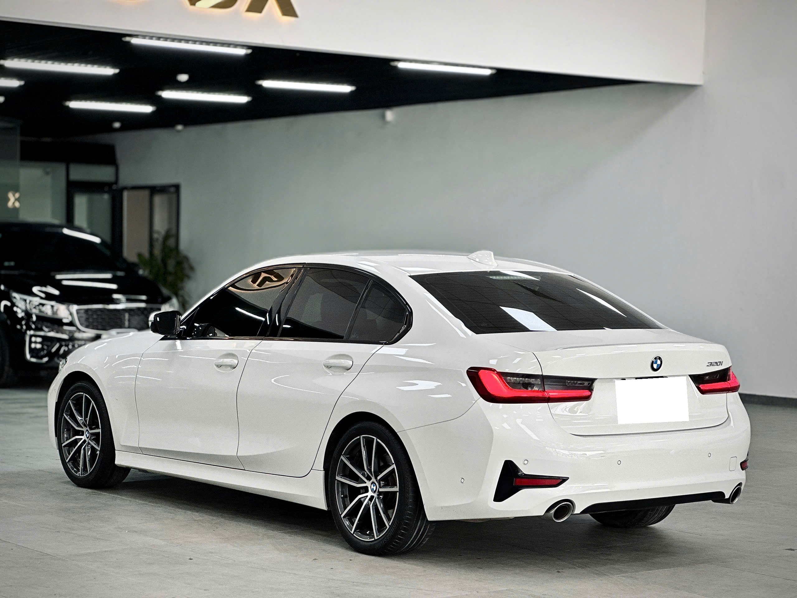 Bán BMW 3 Series 320i Sport Line sản xuất năm 2022, màu trắng, giá tốt
