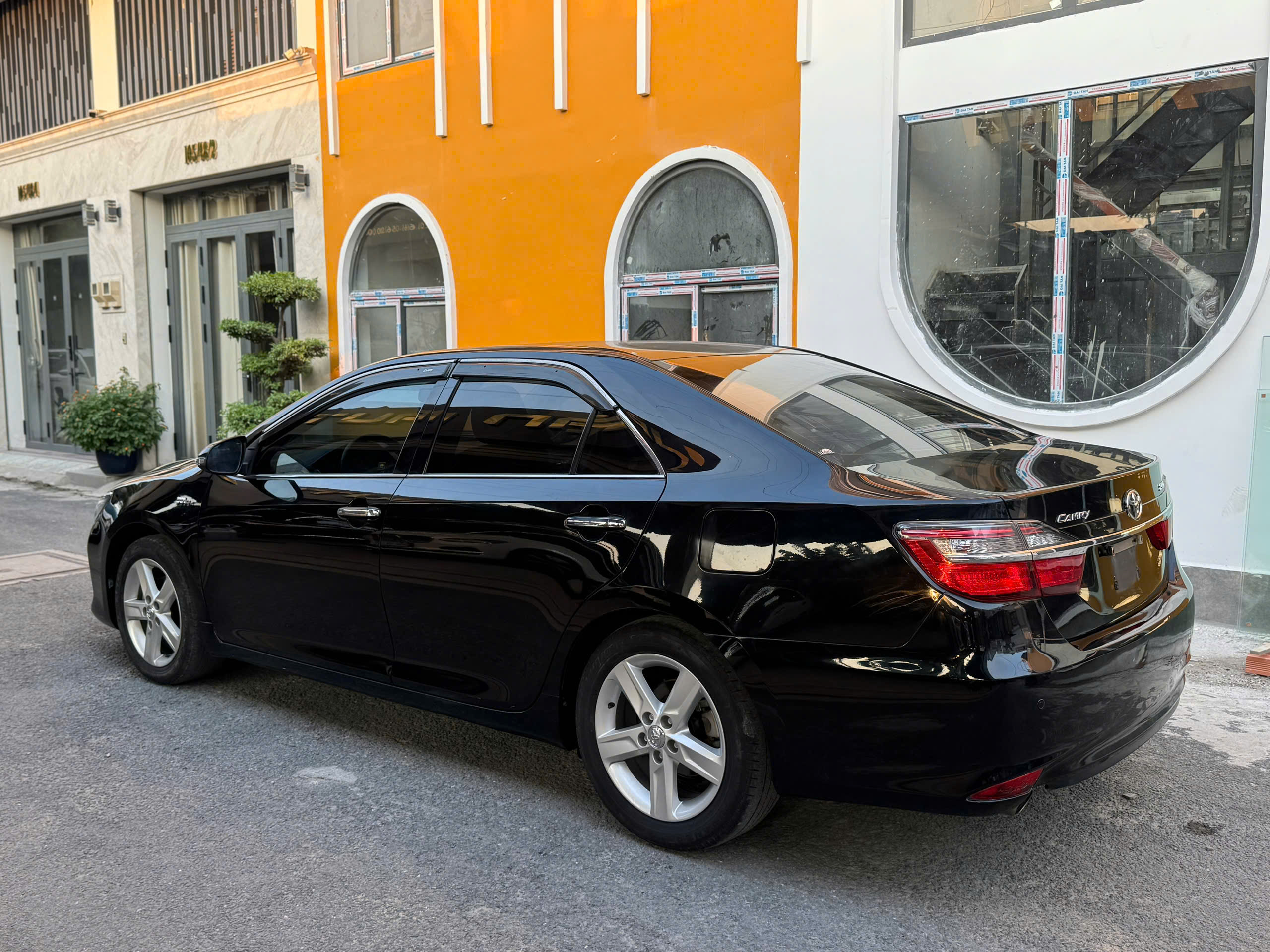 Bán Toyota Camry 2.5Q sản xuất 2018, màu đen, 610 triệu