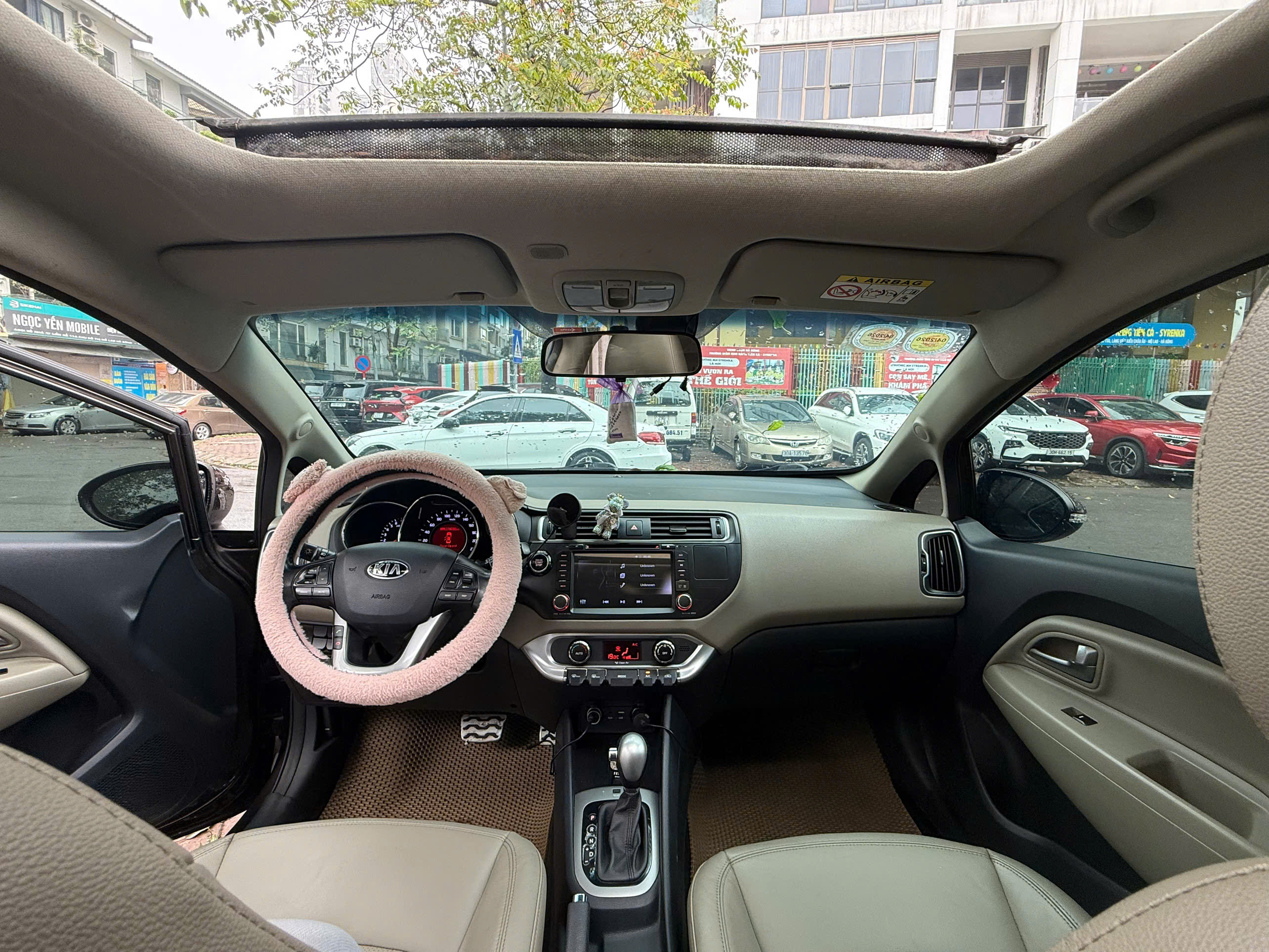 Xe KIA RIO HATCHBACK AT 1.4 nhập khẩu nguyên chiếc 5 chỗ