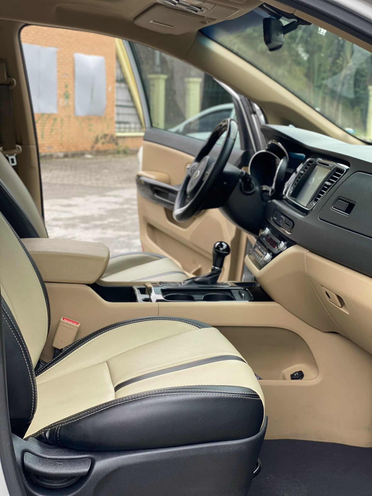 Cần bán Kia Sedona 2.2L DATH năm sản xuất 2018, màu bạc