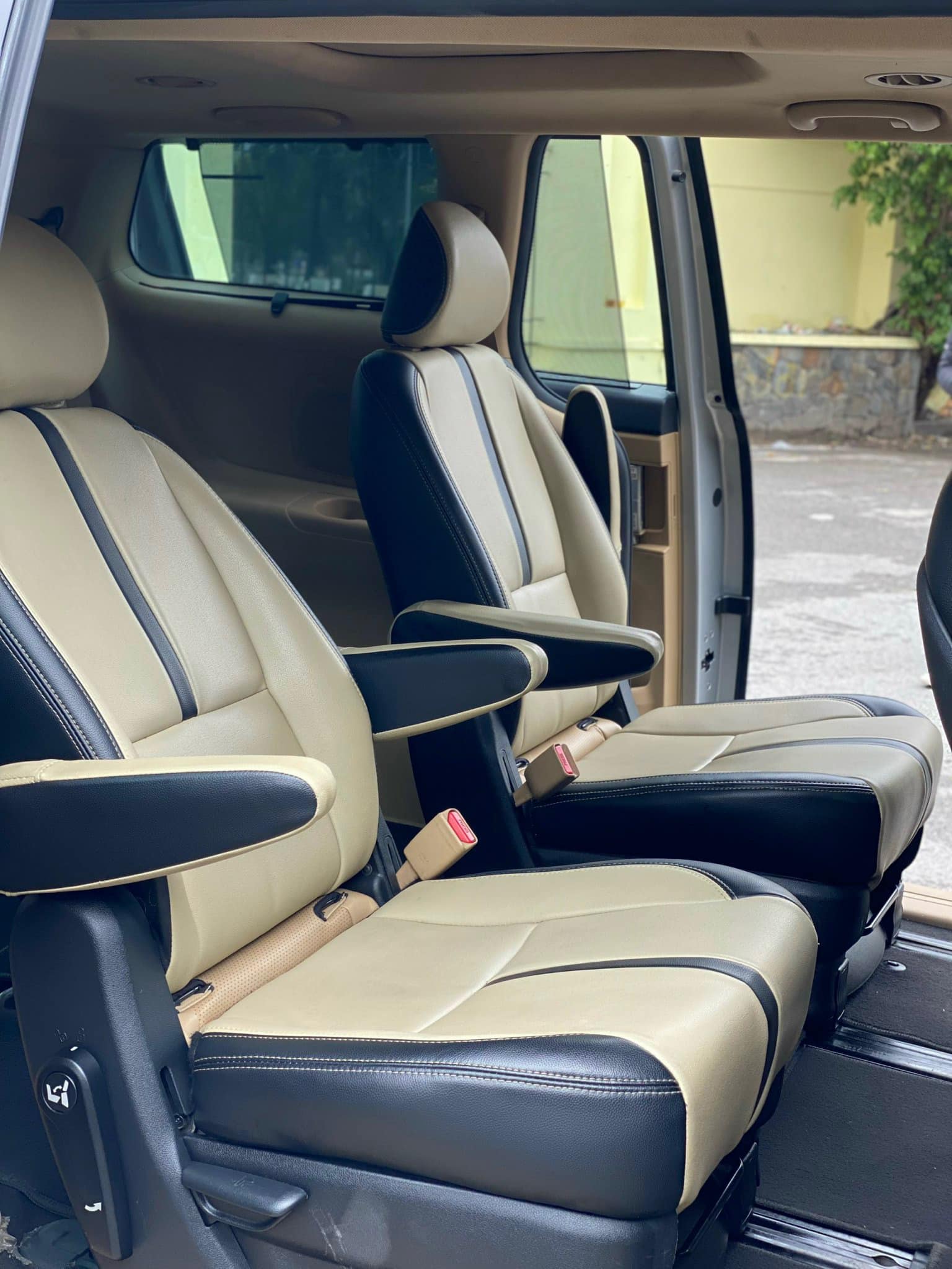 Cần bán Kia Sedona 2.2L DATH năm sản xuất 2018, màu bạc