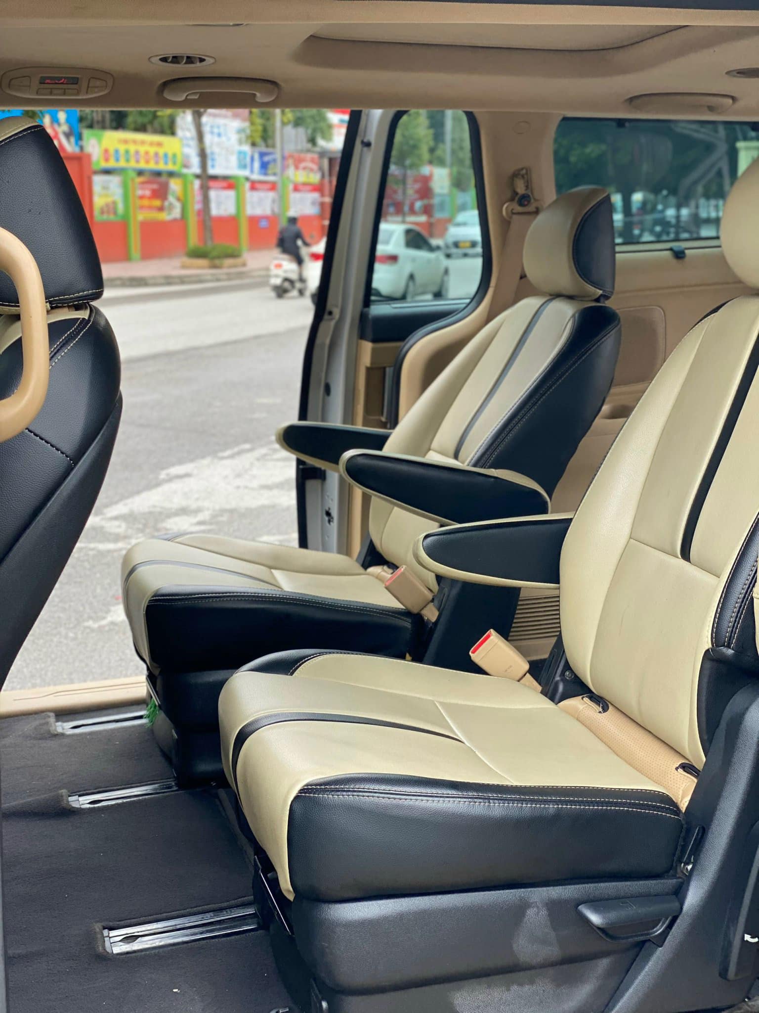 Cần bán Kia Sedona 2.2L DATH năm sản xuất 2018, màu bạc