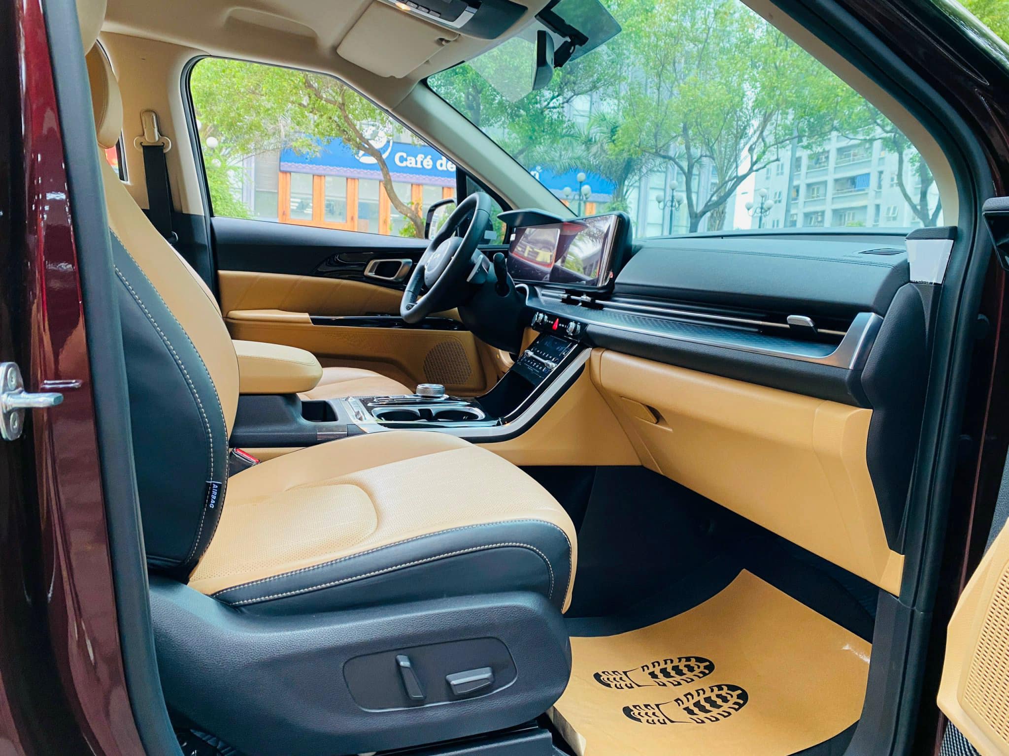 Cần bán xe Kia Carnival Premium 2.2D 8S sản xuất năm 2023, màu đỏ