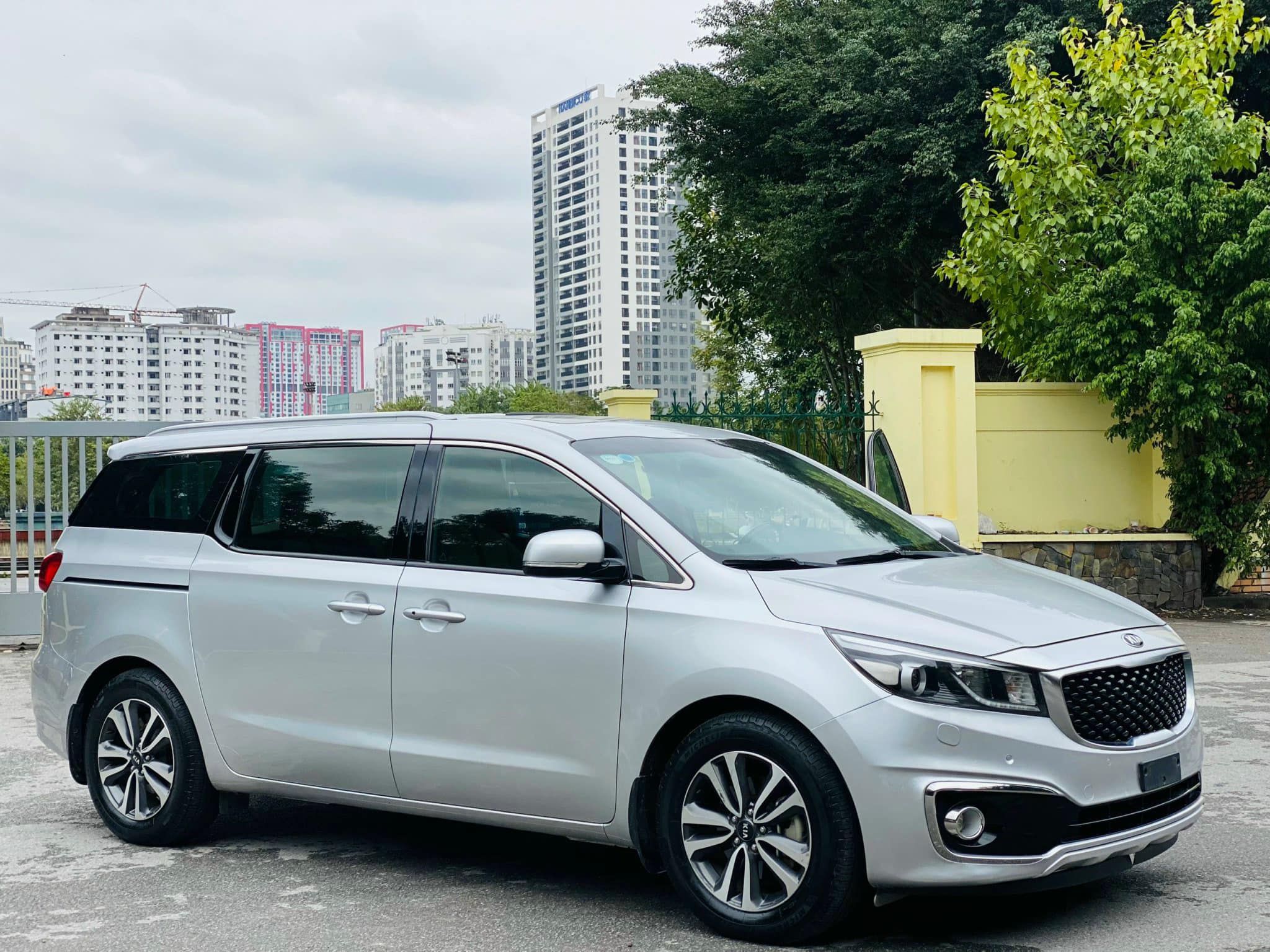 Cần bán Kia Sedona 2.2L DATH năm sản xuất 2018, màu bạc