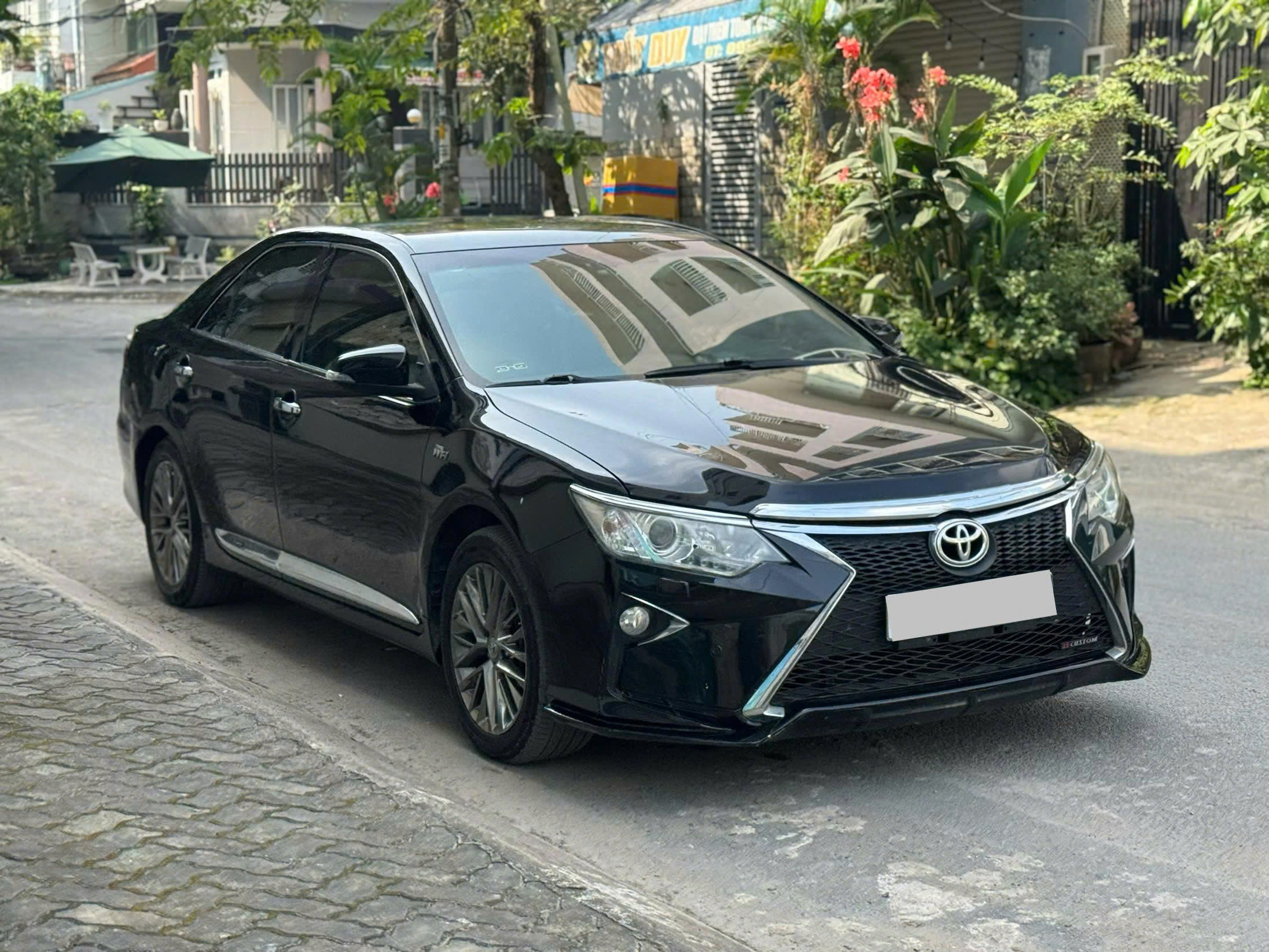 Cần bán Toyota Camry 2.5Q năm 2017, màu đen, giá tốt