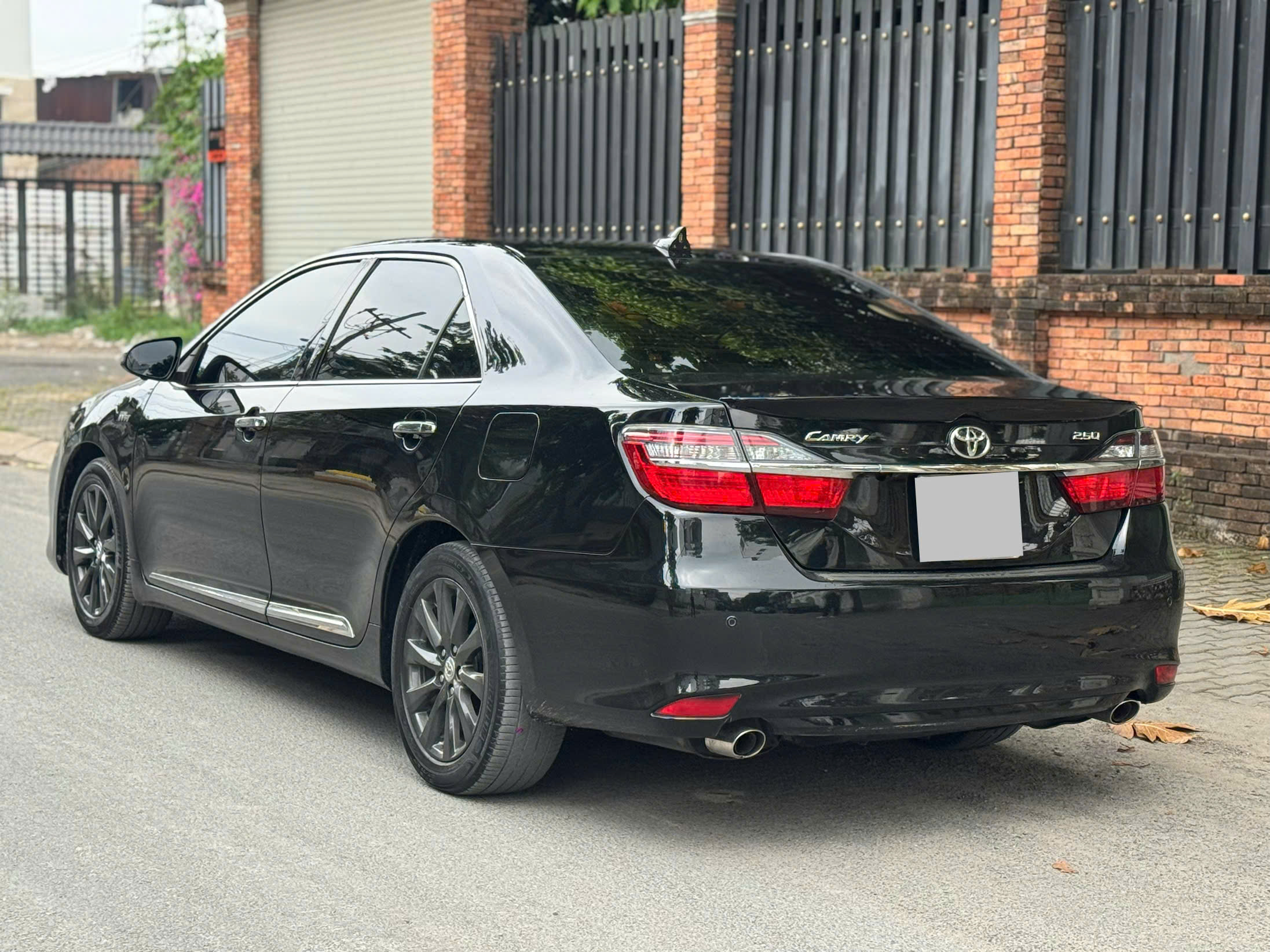 Cần bán xe Toyota Camry 2.5Q năm 2016, màu đen, giá tốt