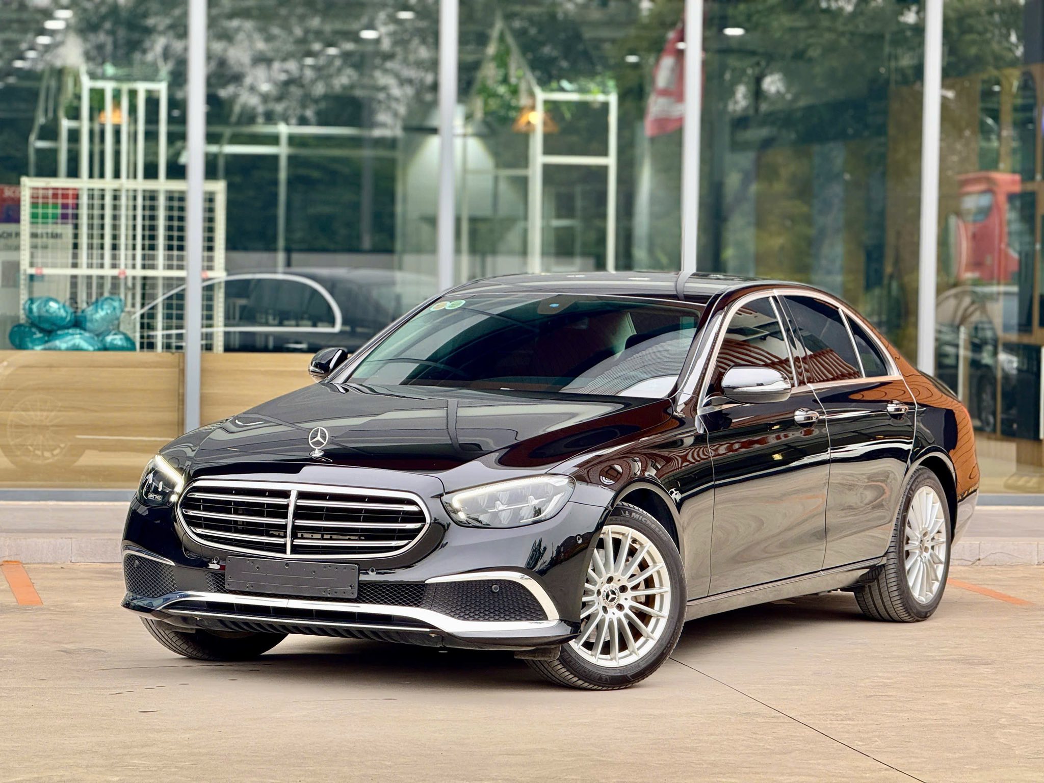Cần bán Mercedes-Benz E class E200 Exclusive sản xuất năm 2022, màu đen, 1.499 tỉ