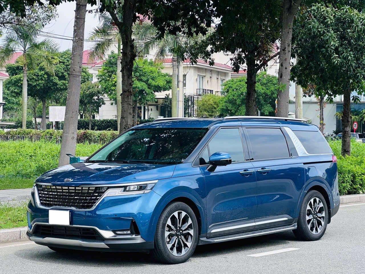 Cần bán xe Kia Carnival Premium 2.2D 8S sản xuất 2022, màu xanh lam