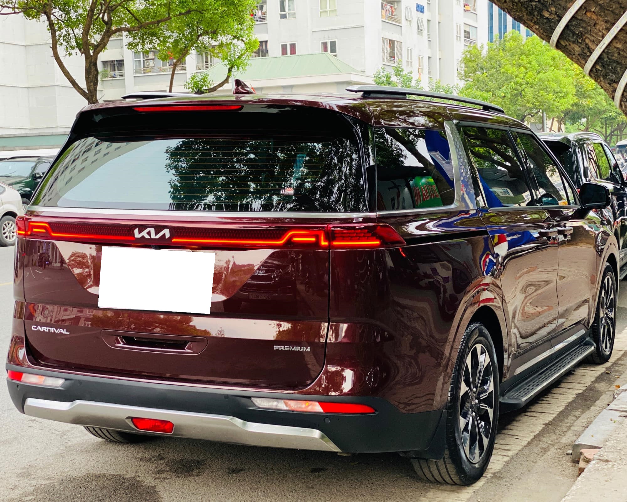 Cần bán xe Kia Carnival Premium 2.2D 8S sản xuất năm 2023, màu đỏ