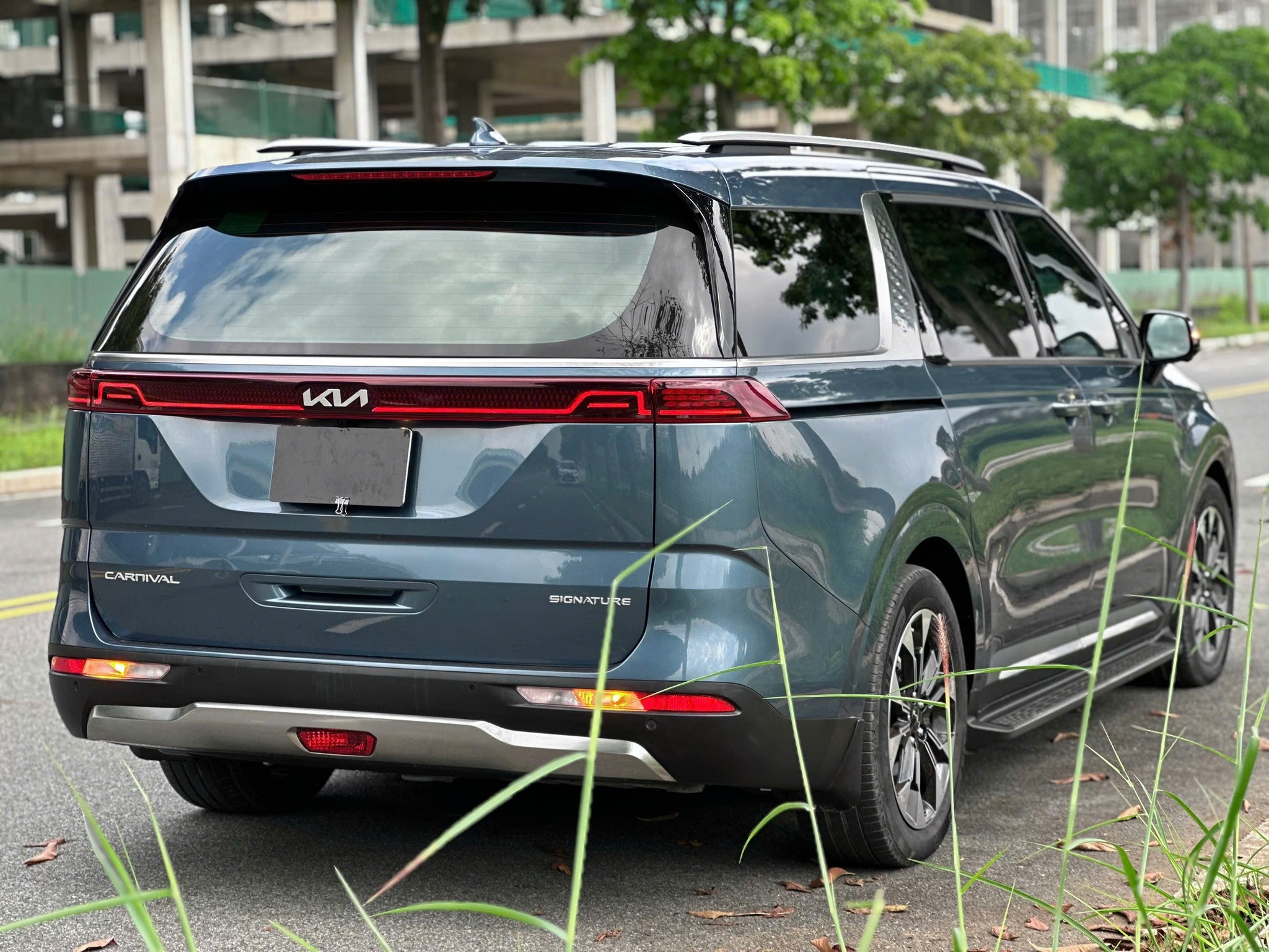 Bán Kia Carnival Signature 2.2D Full dầu năm sản xuất 2024, màu xanh lam