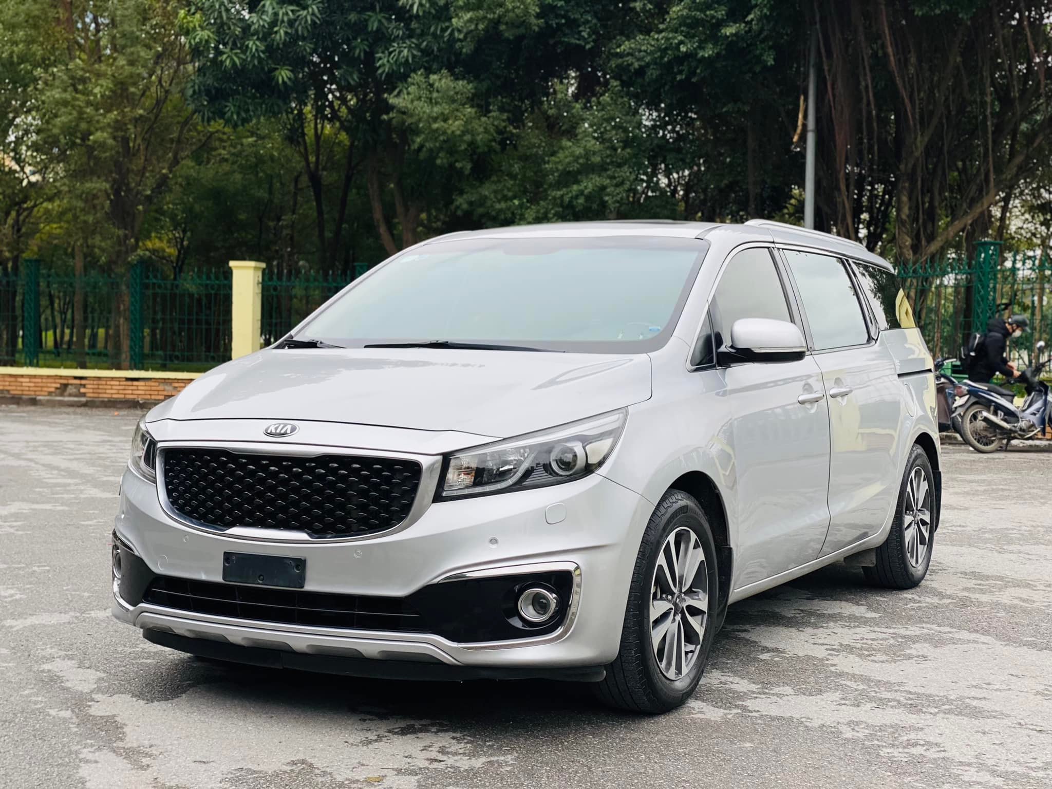 Cần bán Kia Sedona 2.2L DATH năm sản xuất 2018, màu bạc