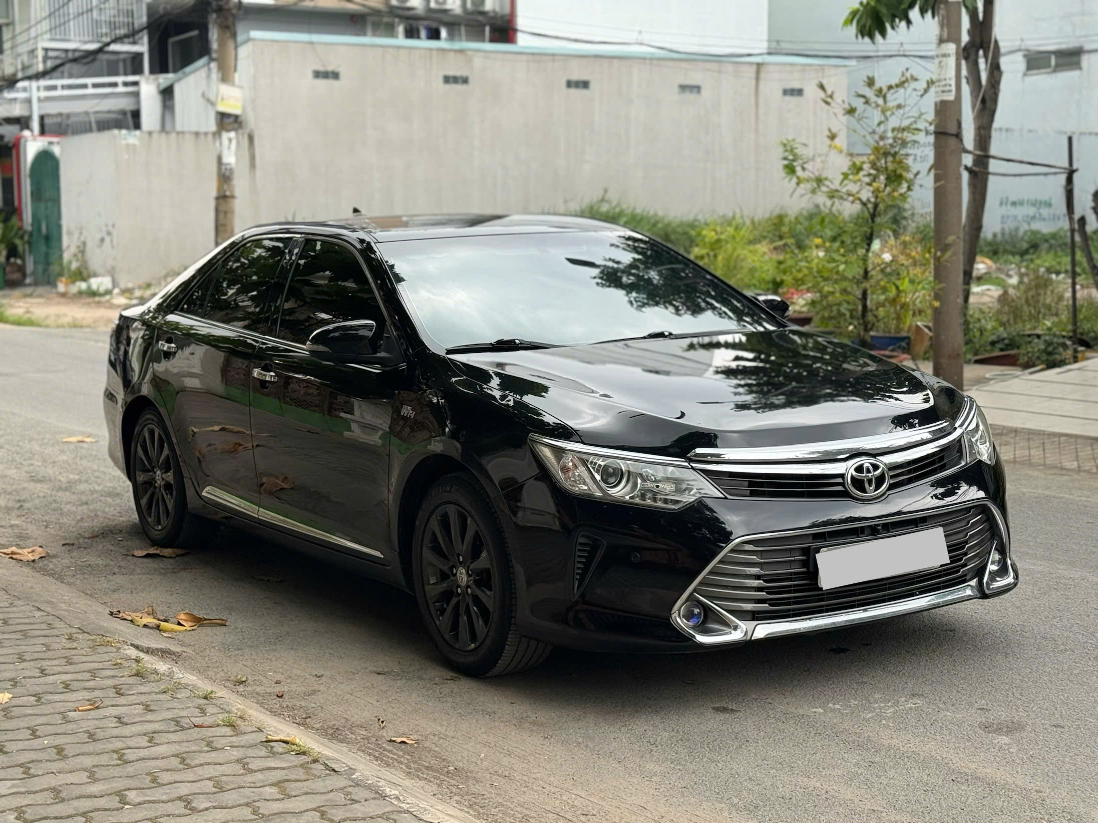 Cần bán xe Toyota Camry 2.5Q năm 2016, màu đen, giá tốt