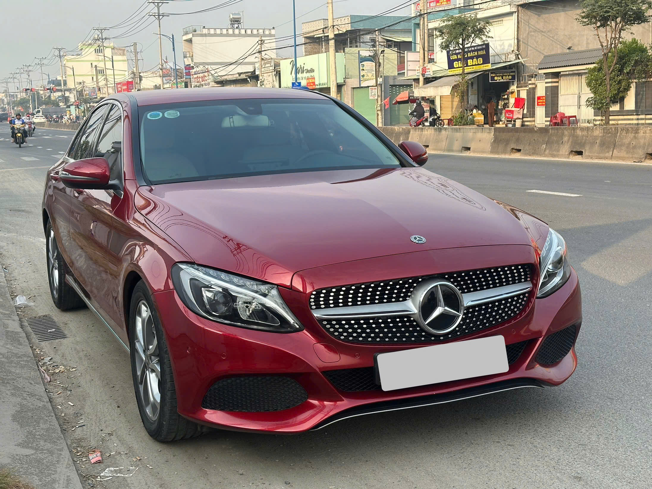 Cần bán Mercedes-Benz C class C200 sản xuất 2019, màu đỏ giá cạnh tranh