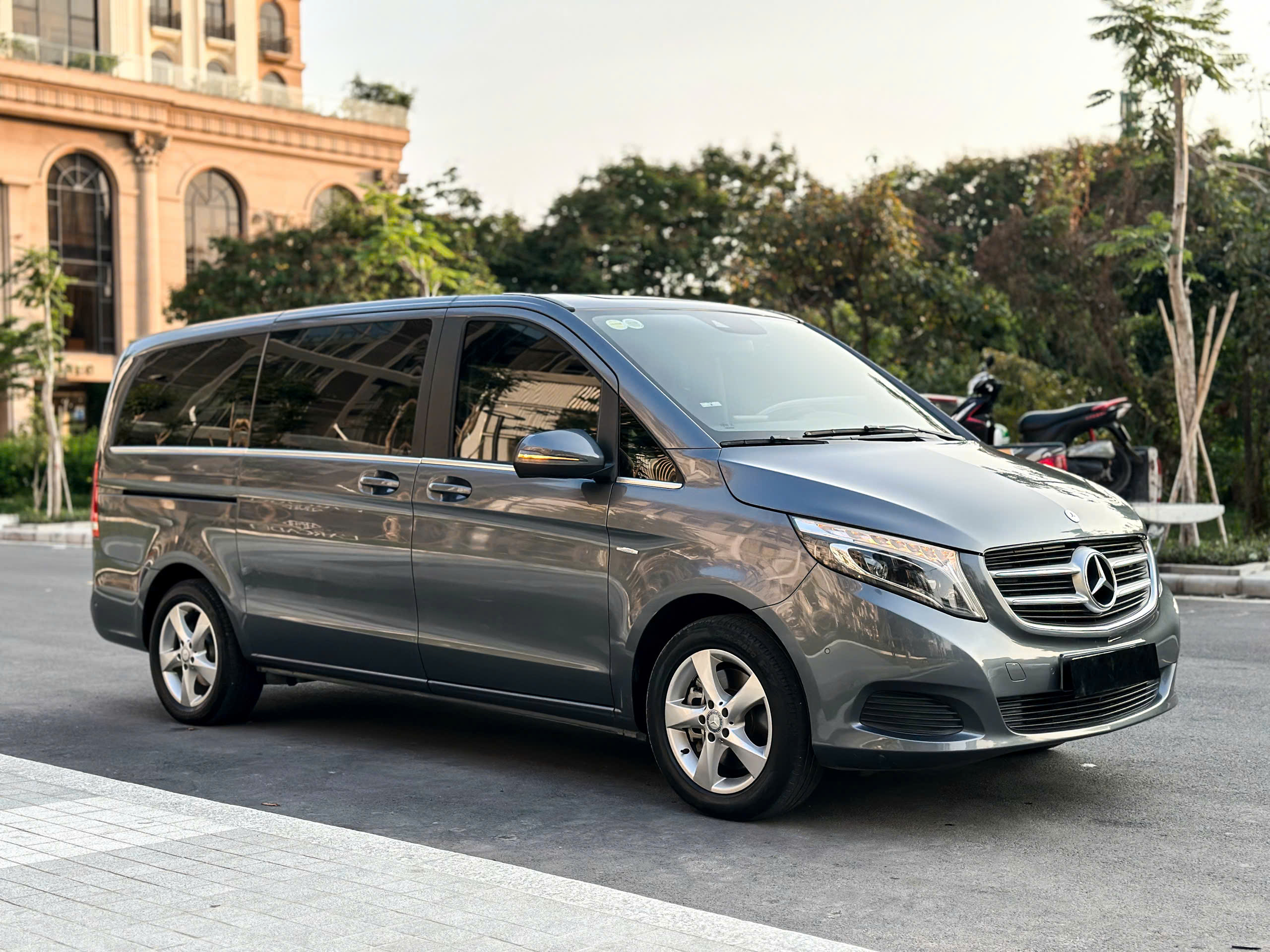 Bán xe Mercedes-Benz V Class V250 Avantgarde sản xuất năm 2016, màu xám (ghi), nhập khẩu nguyên chiếc