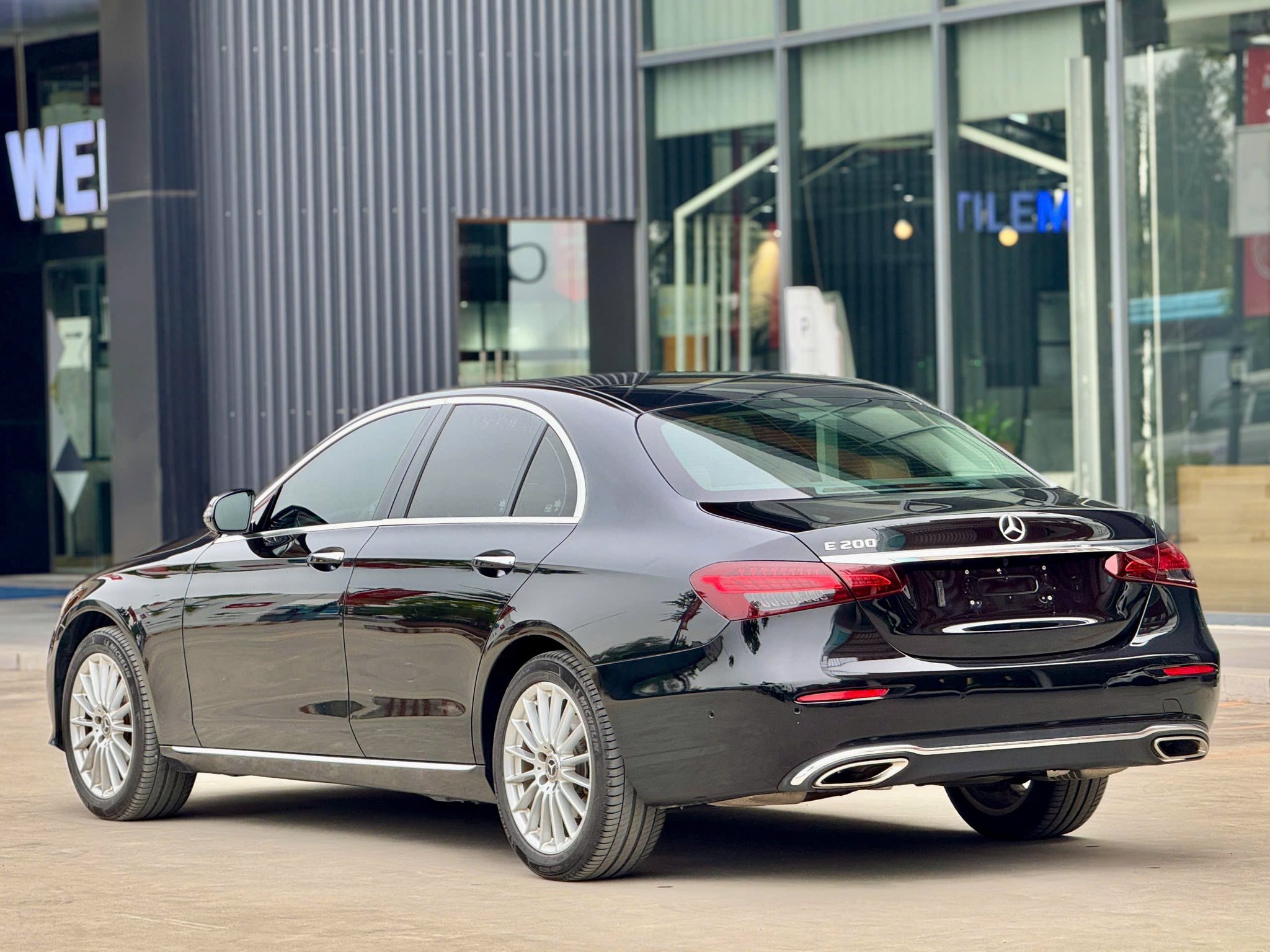 Cần bán Mercedes-Benz E class E200 Exclusive sản xuất năm 2022, màu đen, 1.499 tỉ