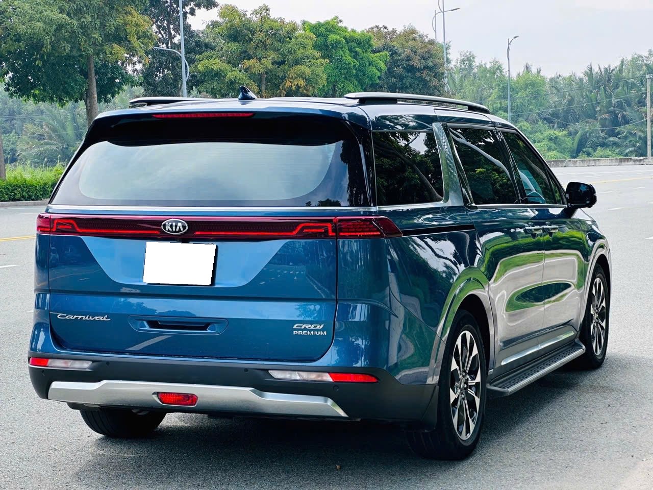 Cần bán xe Kia Carnival Premium 2.2D 8S sản xuất 2022, màu xanh lam