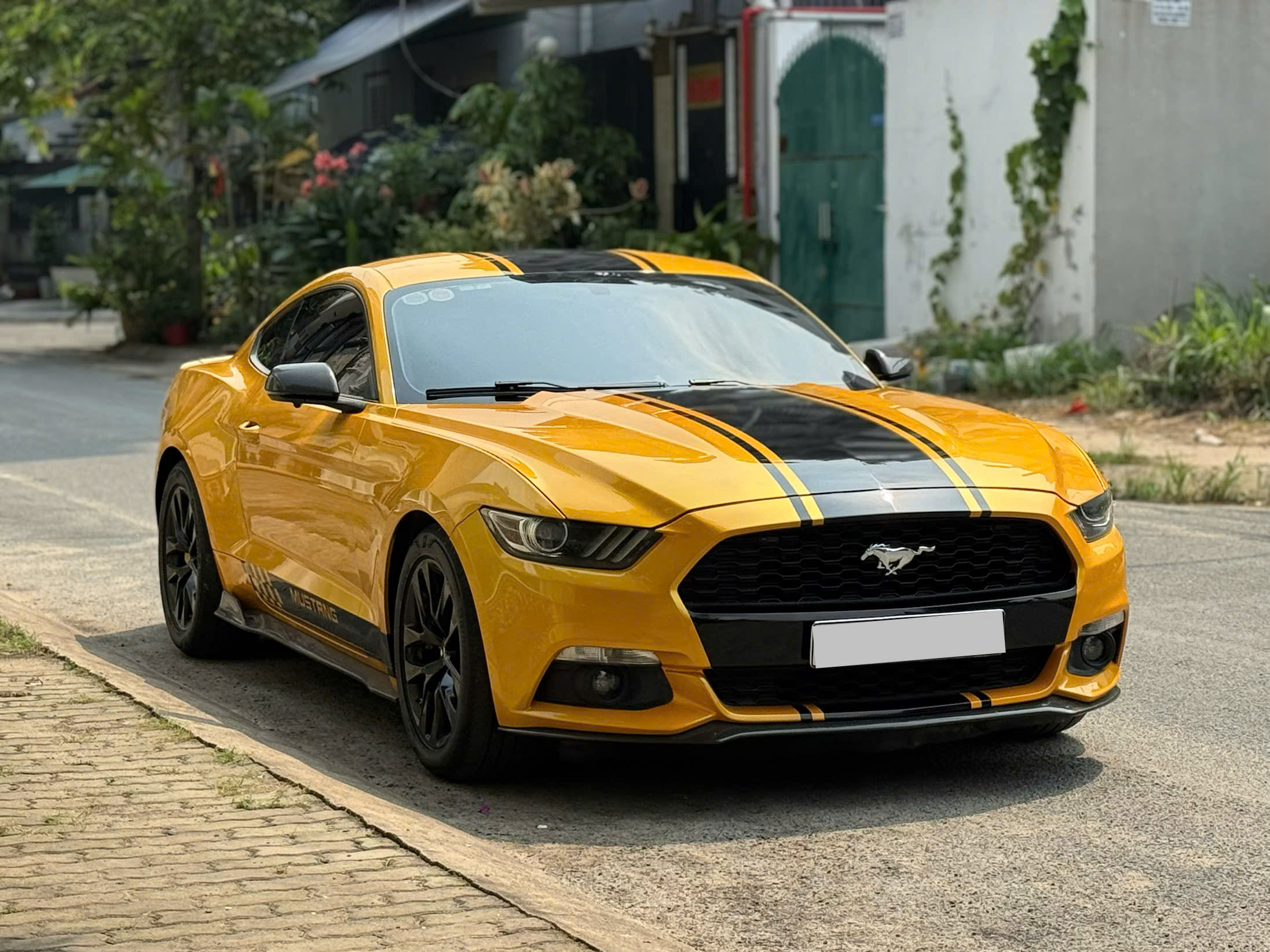 Cần bán xe Ford Mustang Ecoboost sản xuất 2015, màu vàng, nhập khẩu, 1.22 tỉ
