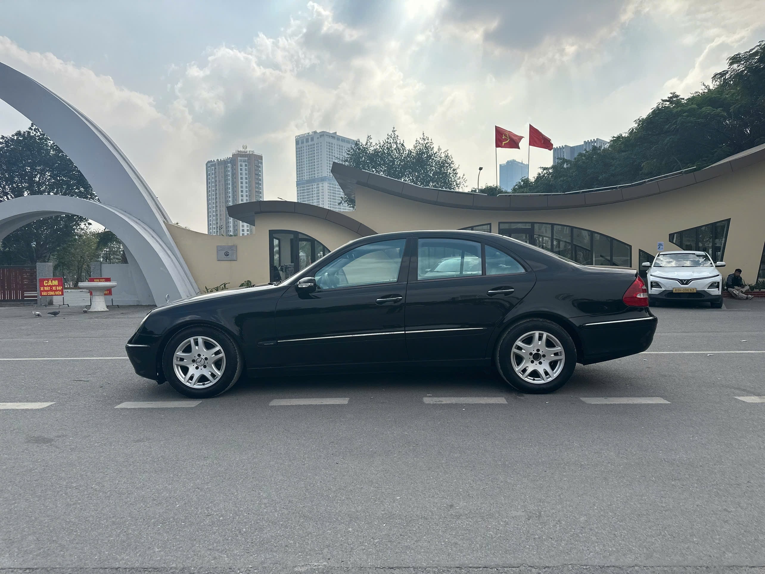 Cần bán Mercedes-Benz E class E280 năm sản xuất 2005, màu đen, giá 137tr