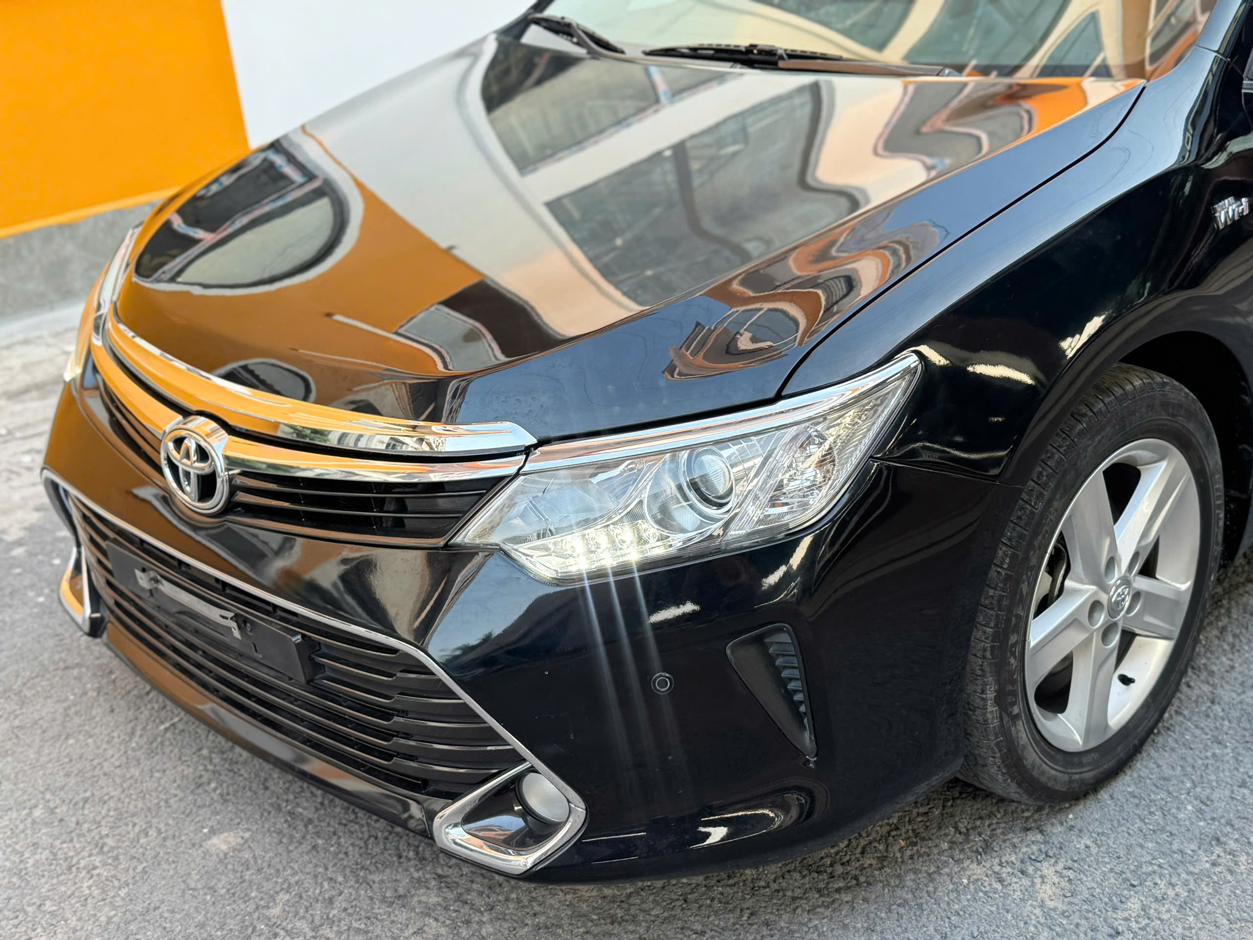 Bán Toyota Camry 2.5Q sản xuất 2018, màu đen, 610 triệu