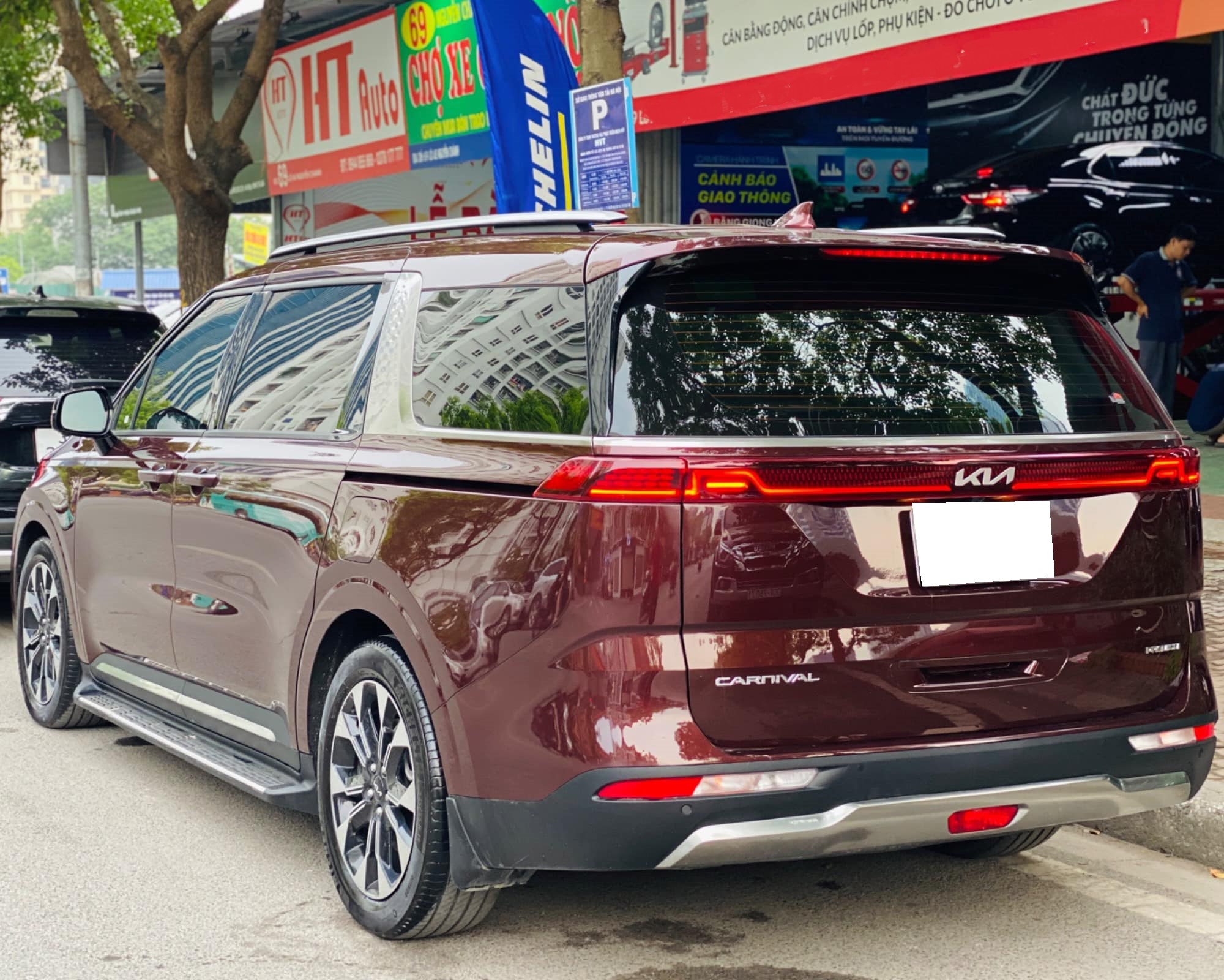 Cần bán xe Kia Carnival Premium 2.2D 8S sản xuất năm 2023, màu đỏ