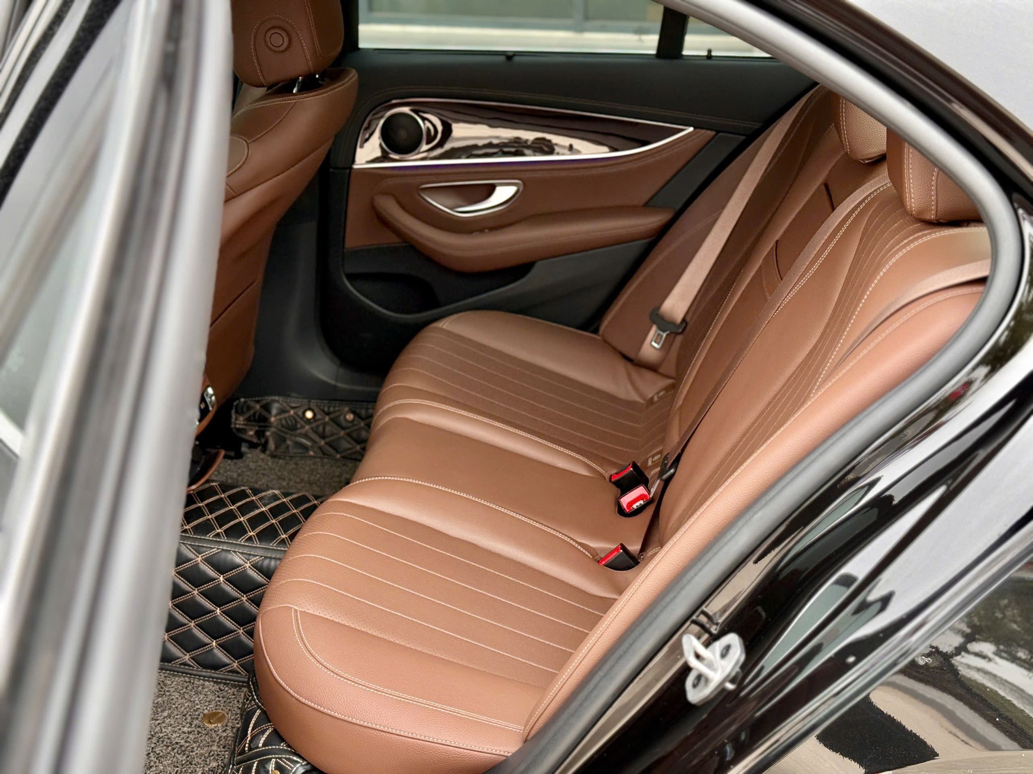 Cần bán Mercedes-Benz E class E200 Exclusive sản xuất năm 2022, màu đen, 1.499 tỉ