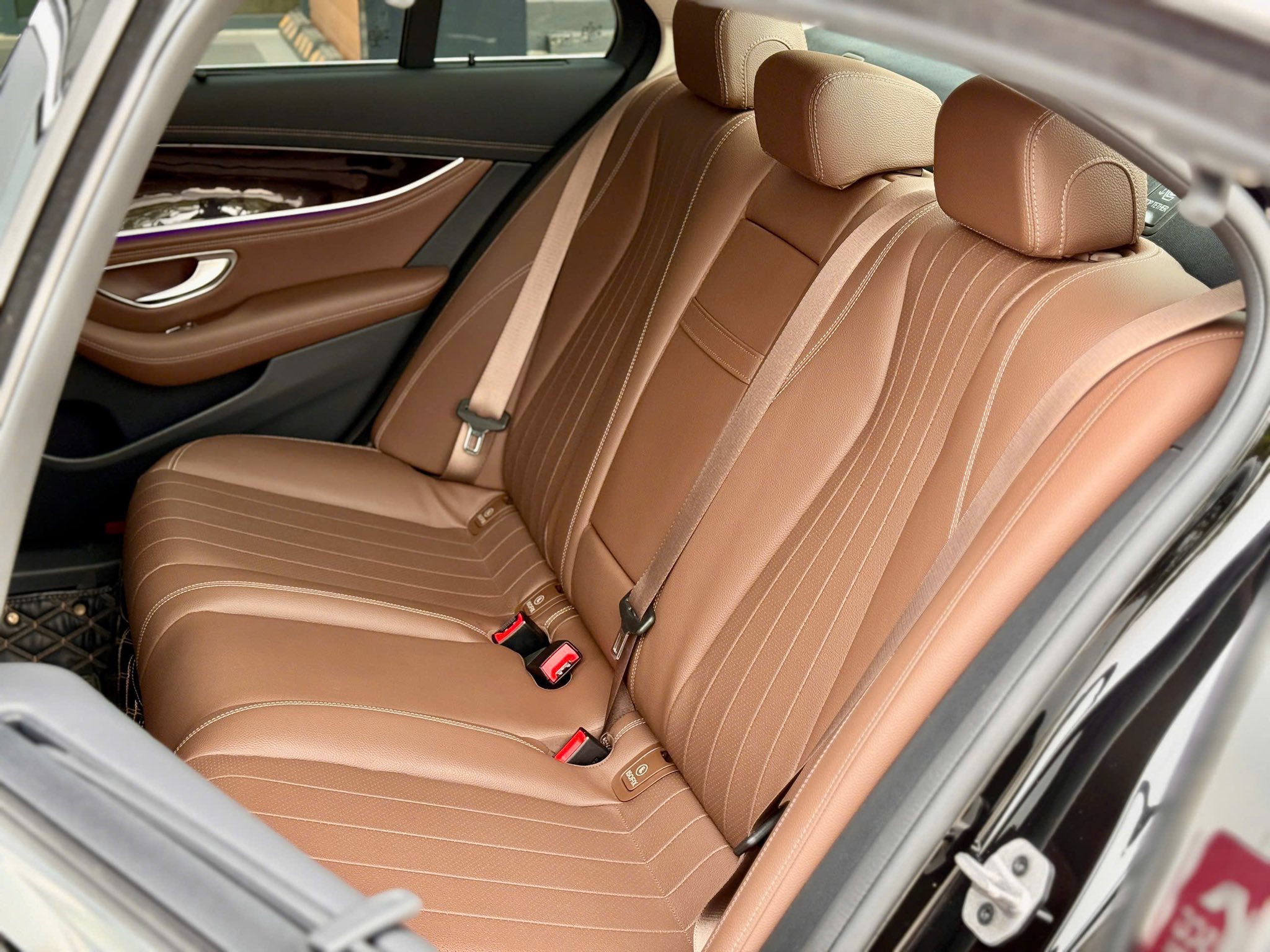 Cần bán Mercedes-Benz E class E200 Exclusive sản xuất năm 2022, màu đen, 1.499 tỉ