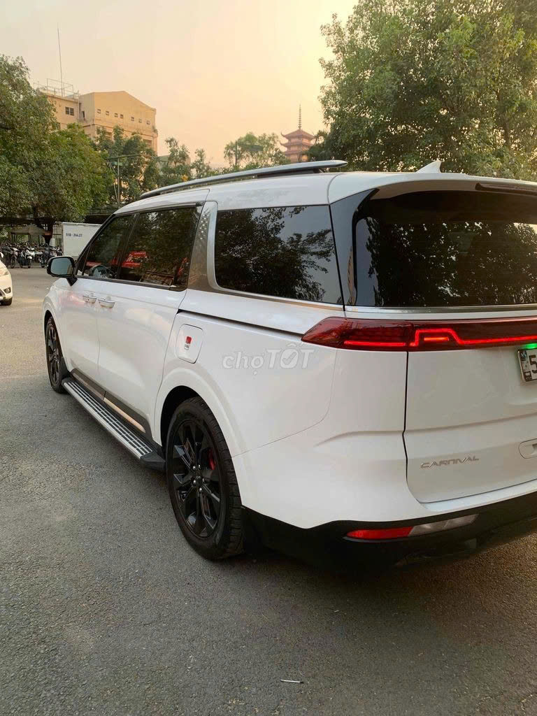 Kia Carnival màu trắng, xe gia đình 8 chỗ rộng rãi, phù hợp gia đình.