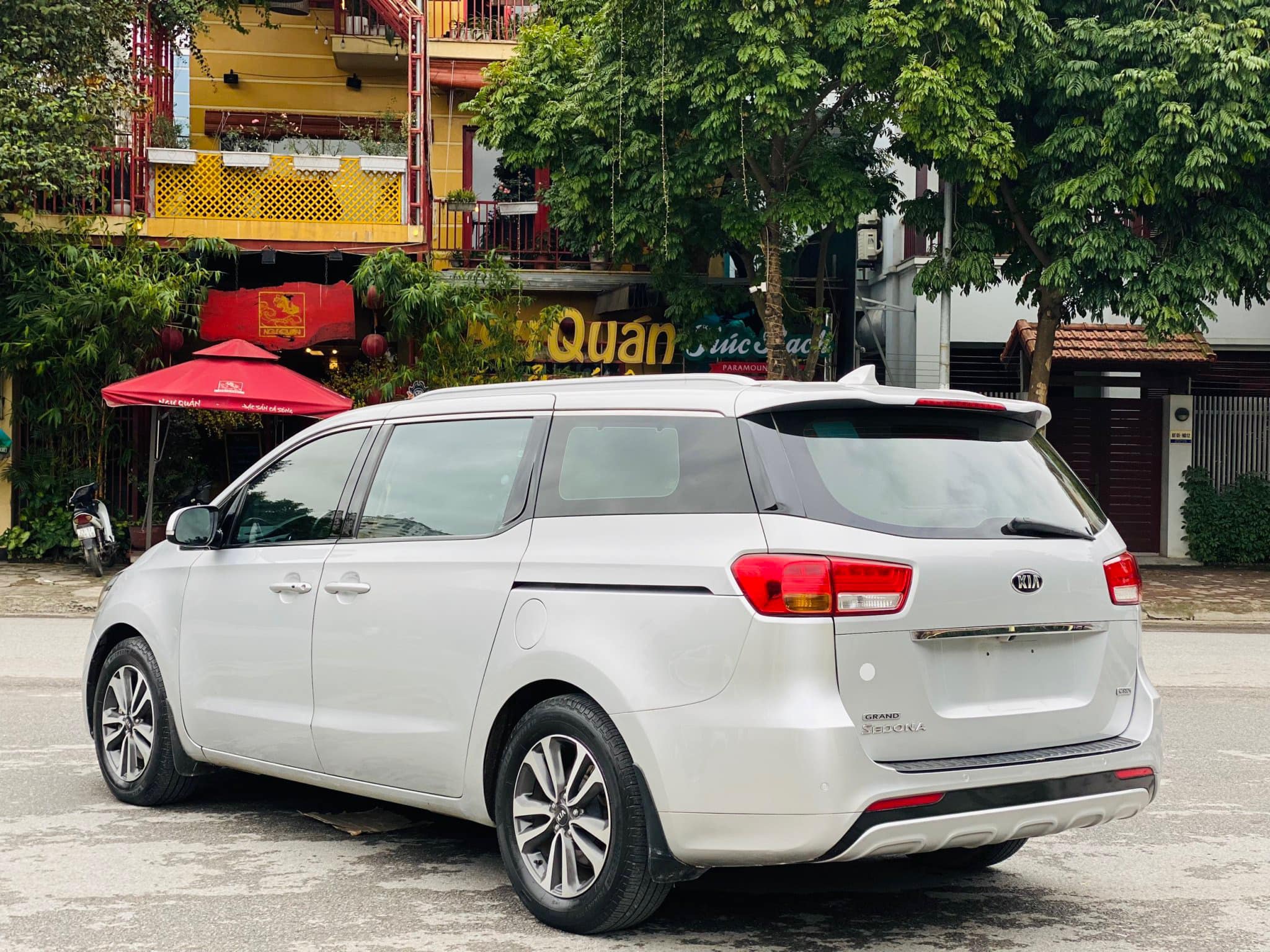 Cần bán Kia Sedona 2.2L DATH năm sản xuất 2018, màu bạc