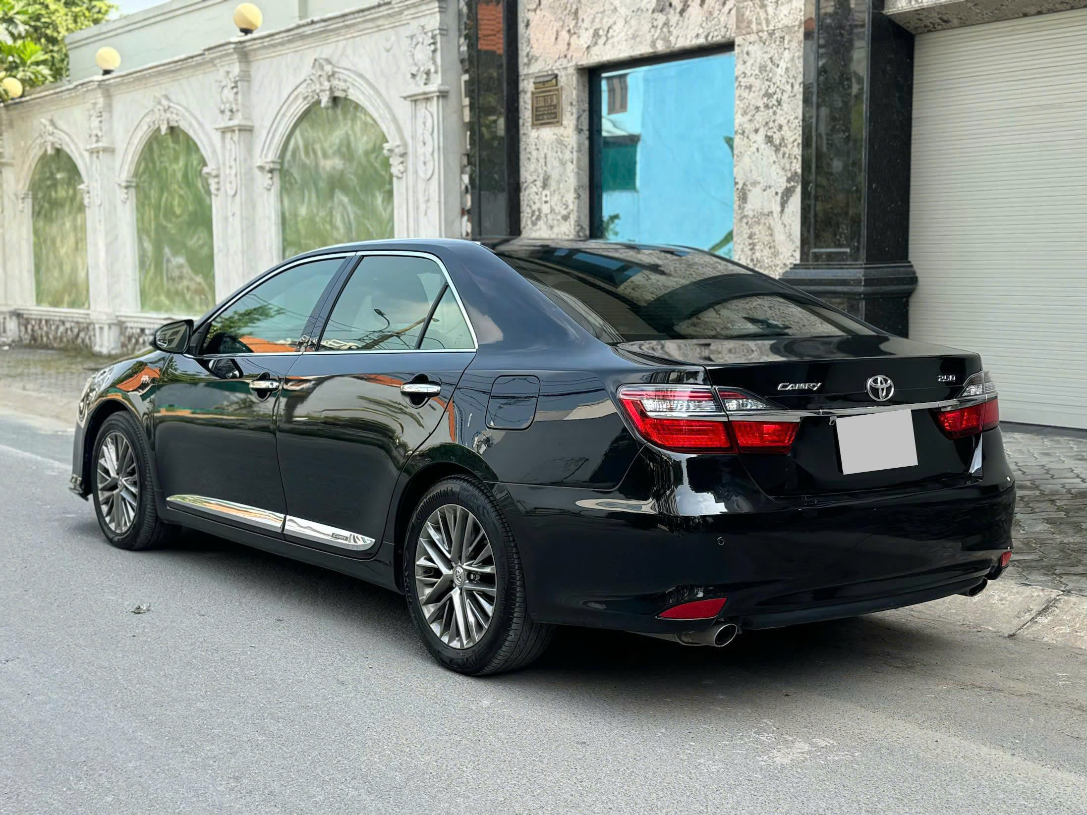 Cần bán Toyota Camry 2.5Q năm 2017, màu đen, giá tốt