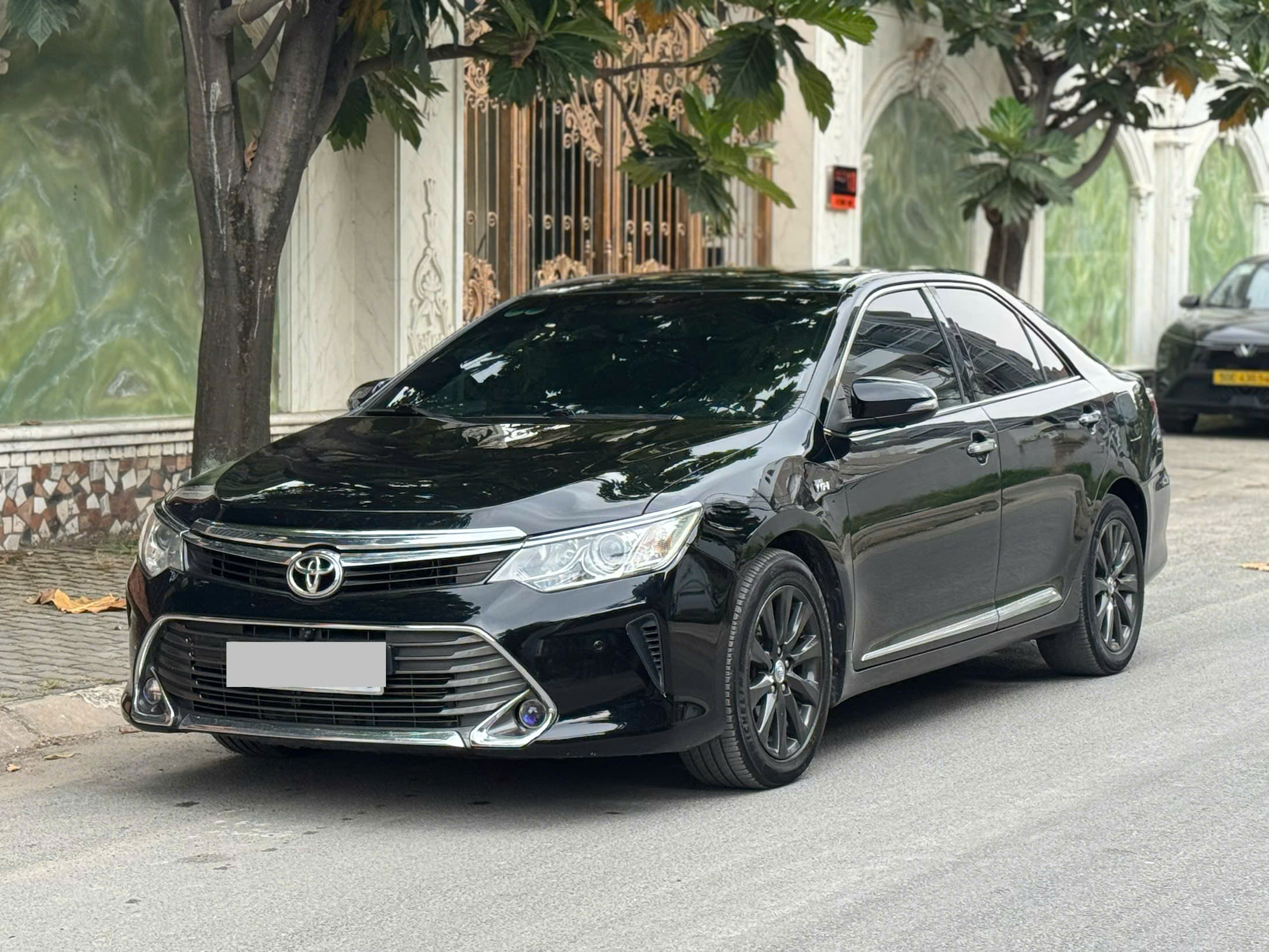 Cần bán xe Toyota Camry 2.5Q năm 2016, màu đen, giá tốt