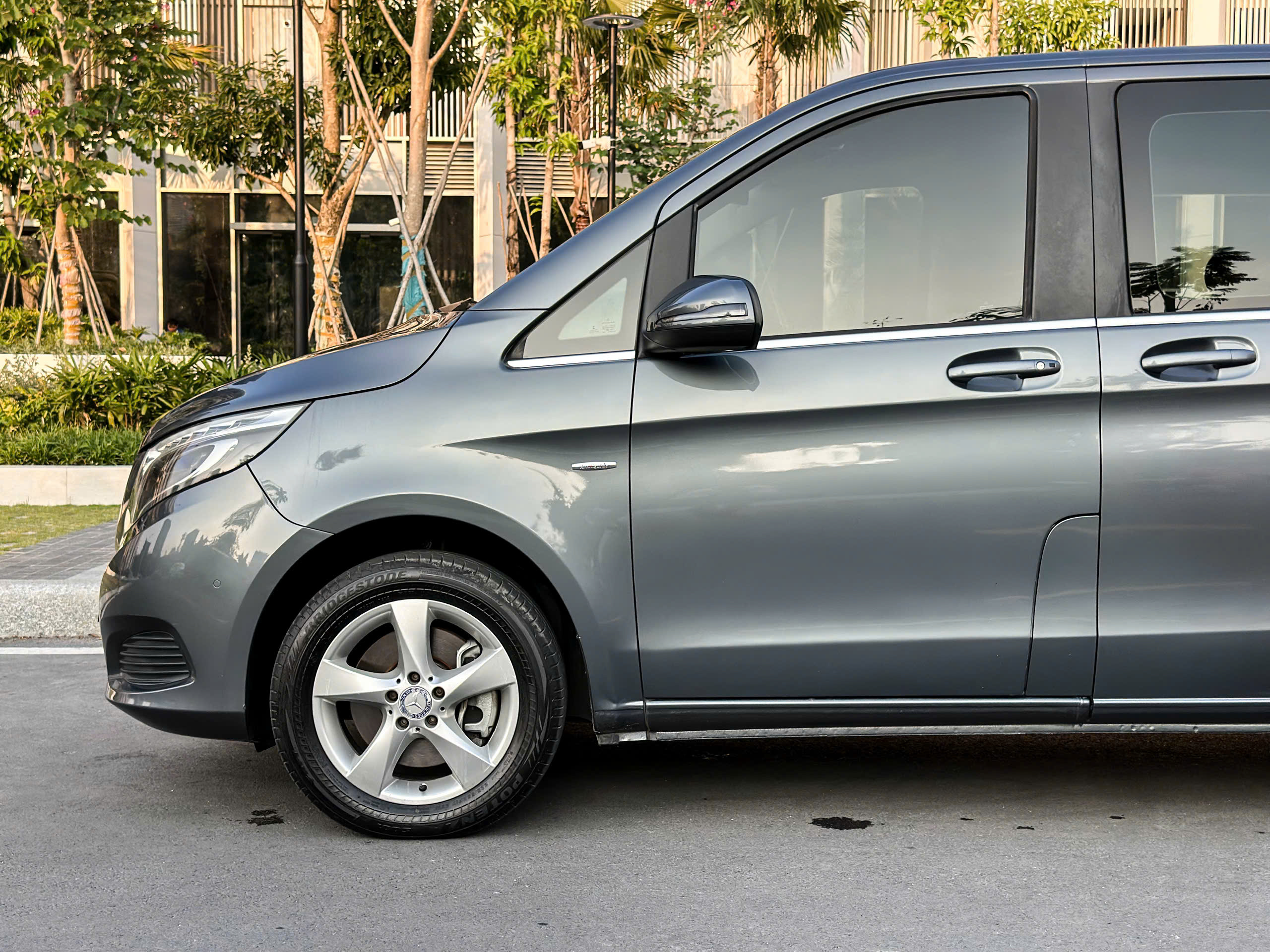 Bán xe Mercedes-Benz V Class V250 Avantgarde sản xuất năm 2016, màu xám (ghi), nhập khẩu nguyên chiếc