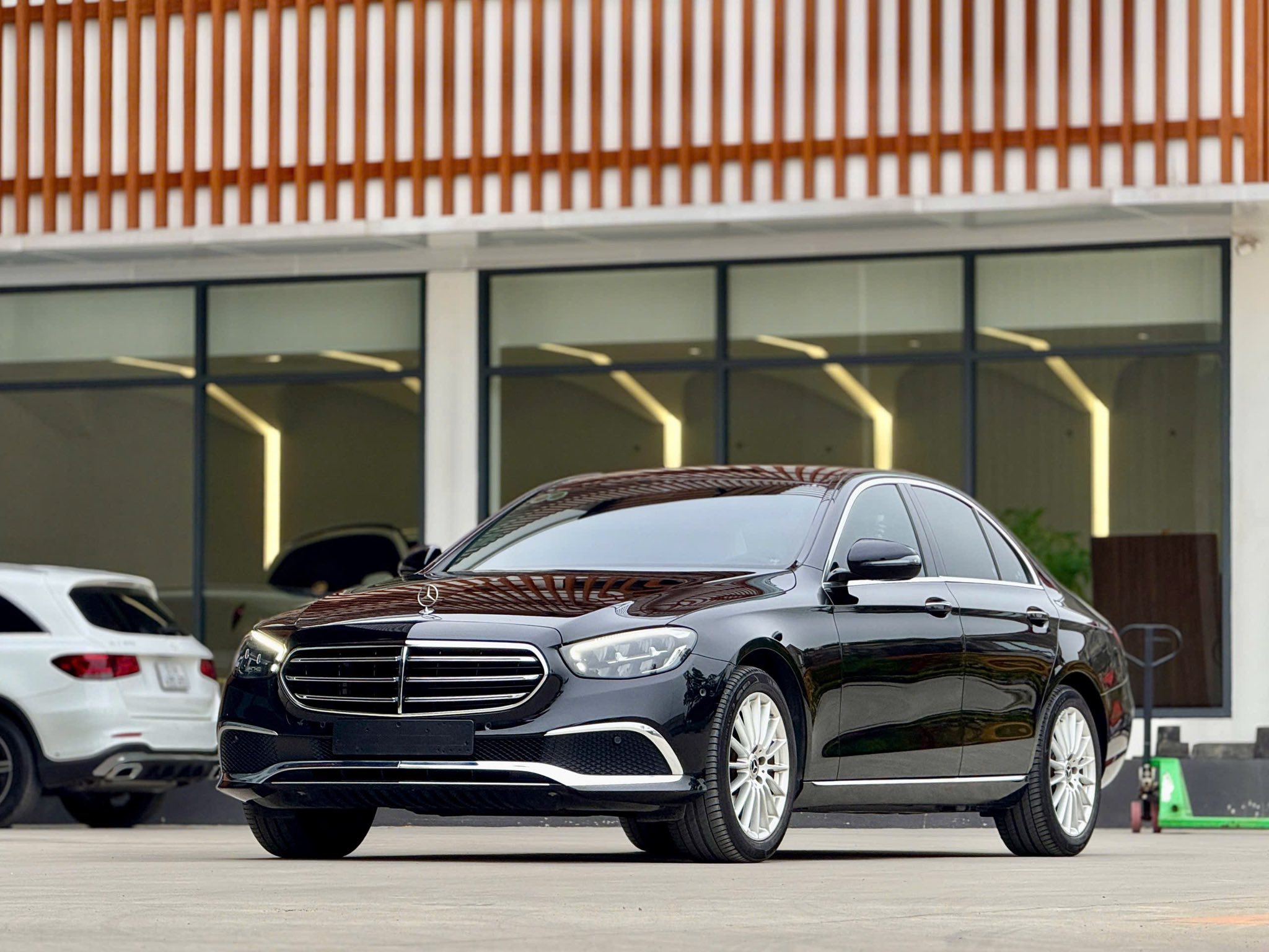 Cần bán Mercedes-Benz E class E200 Exclusive sản xuất năm 2022, màu đen, 1.499 tỉ