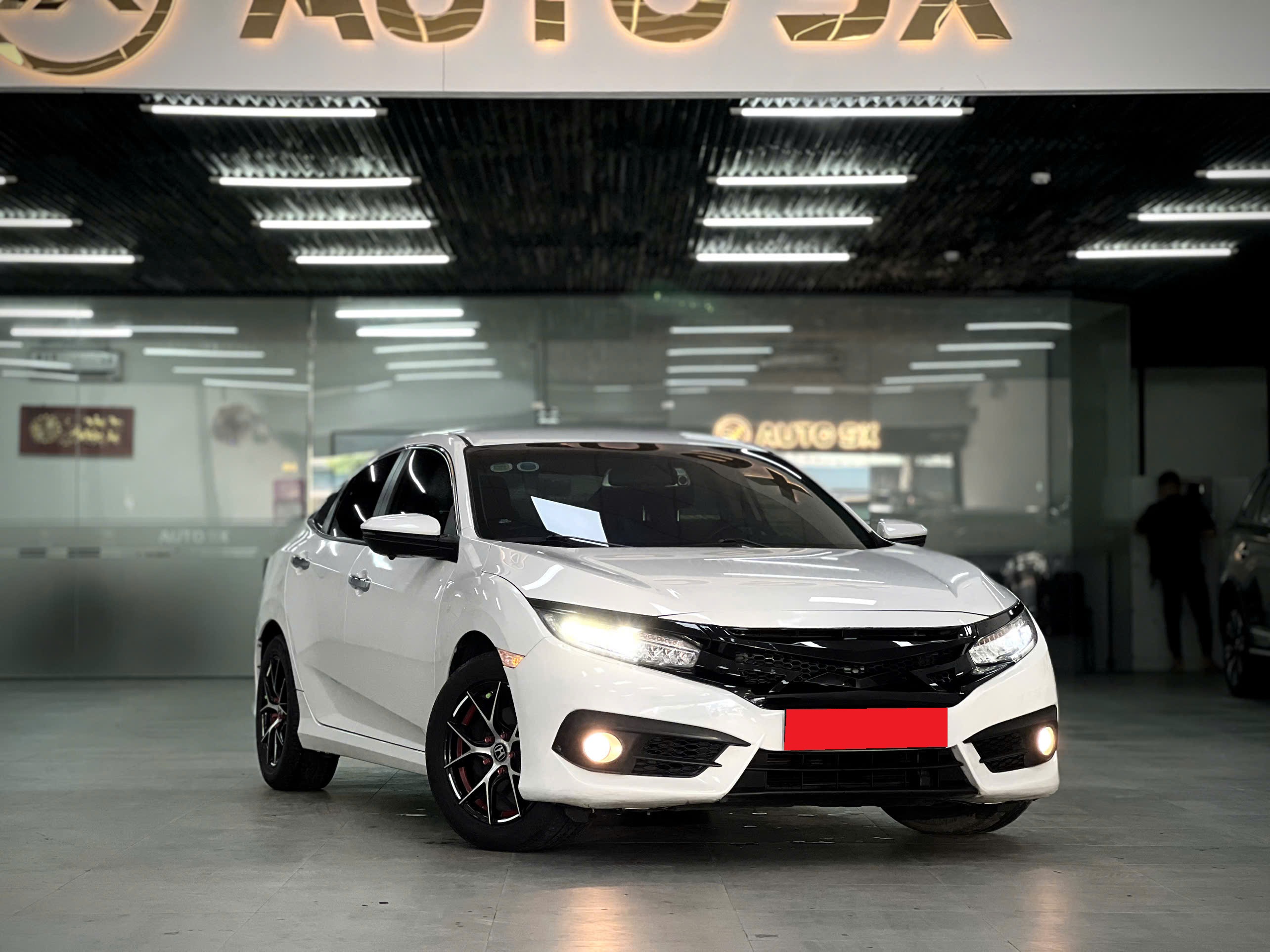 Bán xe Honda Civic 1.8G sản xuất 2021, màu trắng, nhập khẩu nguyên chiếc