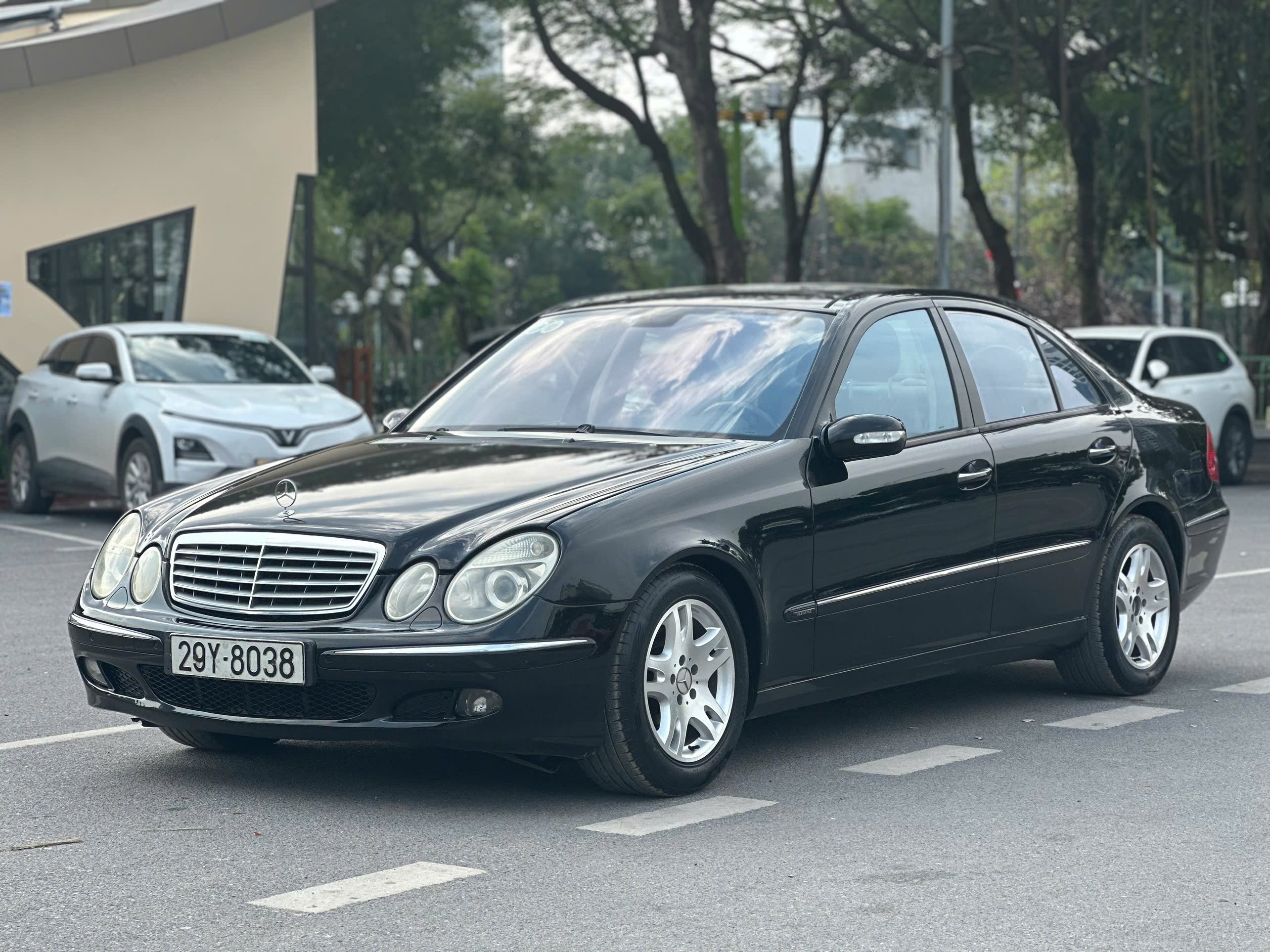Cần bán Mercedes-Benz E class E280 năm sản xuất 2005, màu đen, giá 137tr