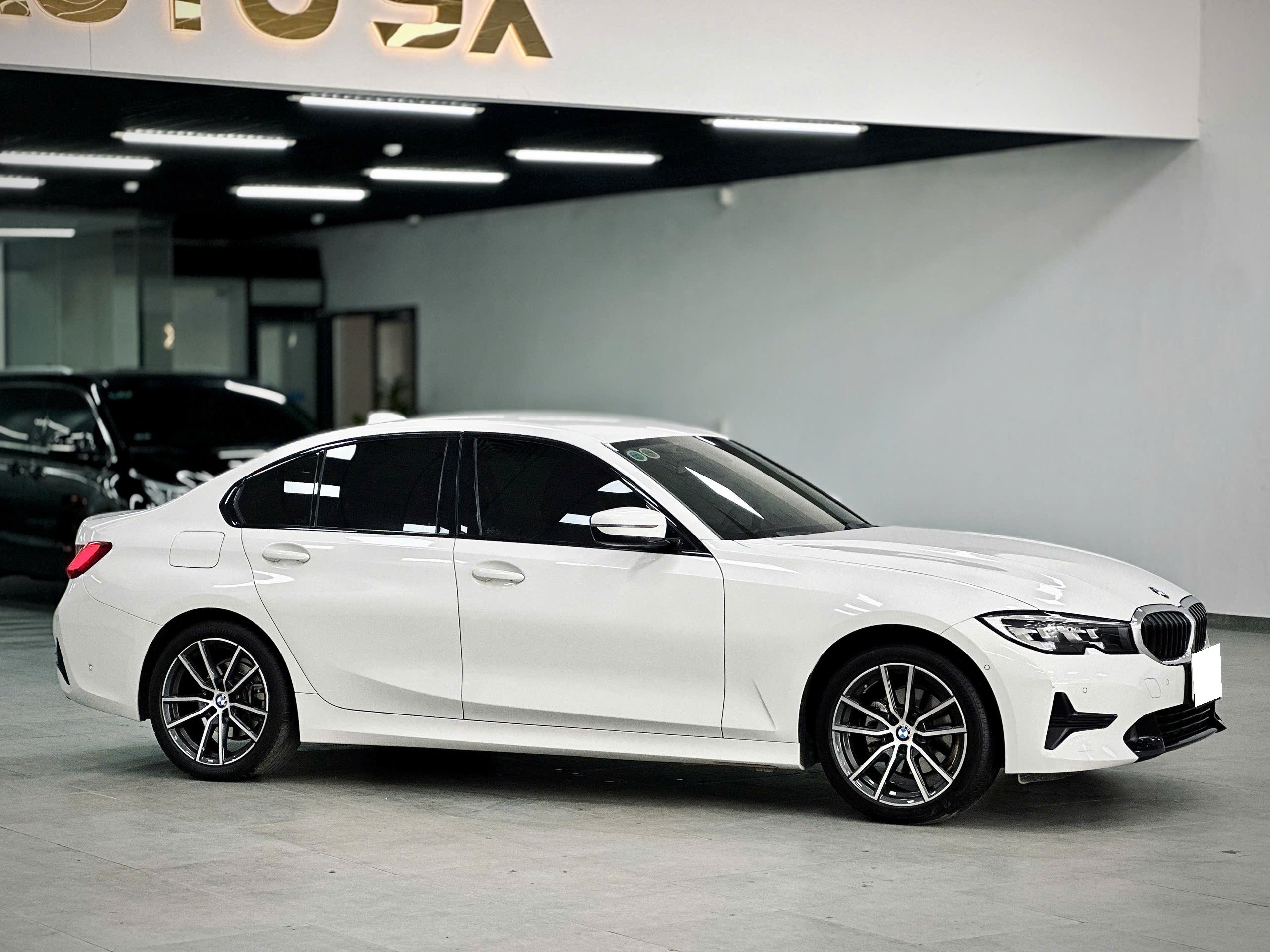 Bán BMW 3 Series 320i Sport Line sản xuất năm 2022, màu trắng, giá tốt