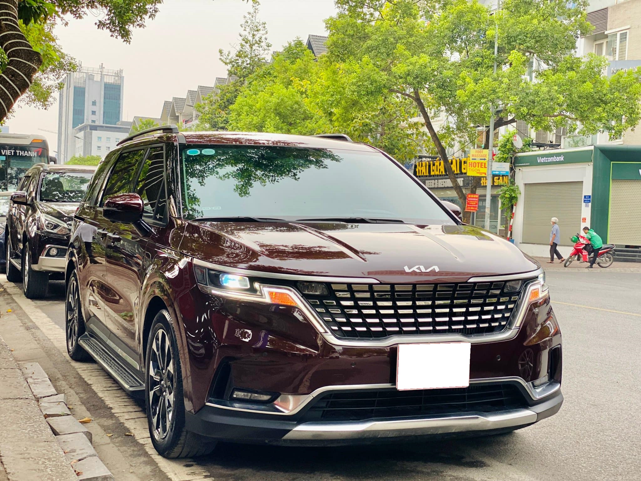 Cần bán xe Kia Carnival Premium 2.2D 8S sản xuất năm 2023, màu đỏ