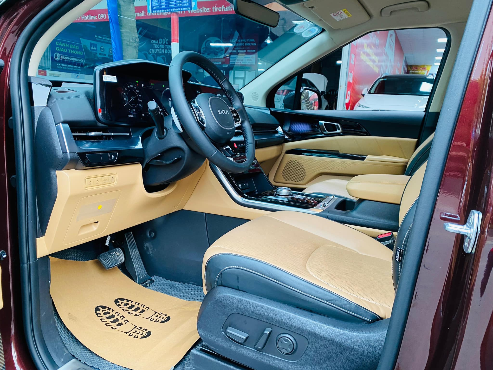 Cần bán xe Kia Carnival Premium 2.2D 8S sản xuất năm 2023, màu đỏ