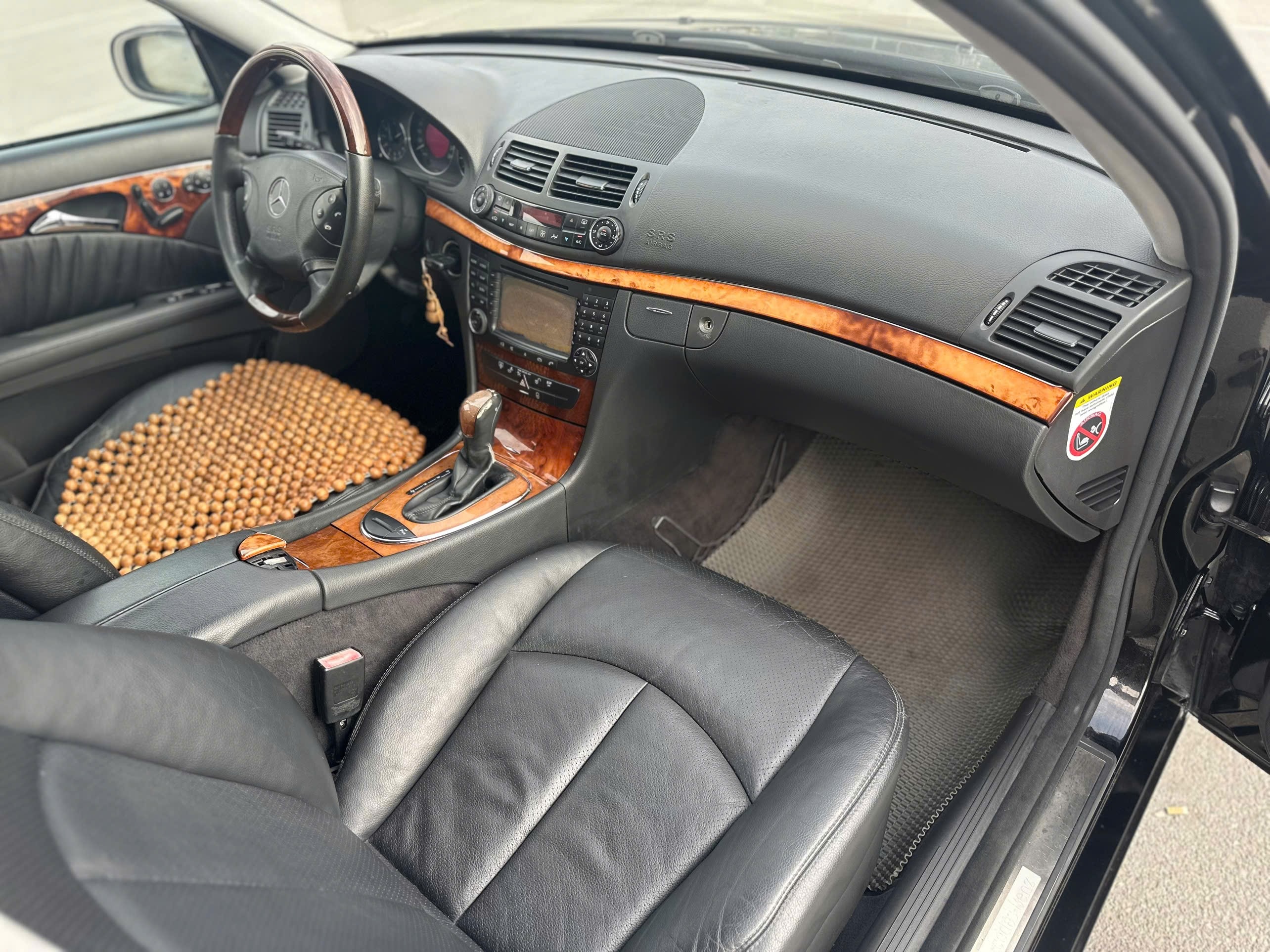 Cần bán Mercedes-Benz E class E280 năm sản xuất 2005, màu đen, giá 137tr