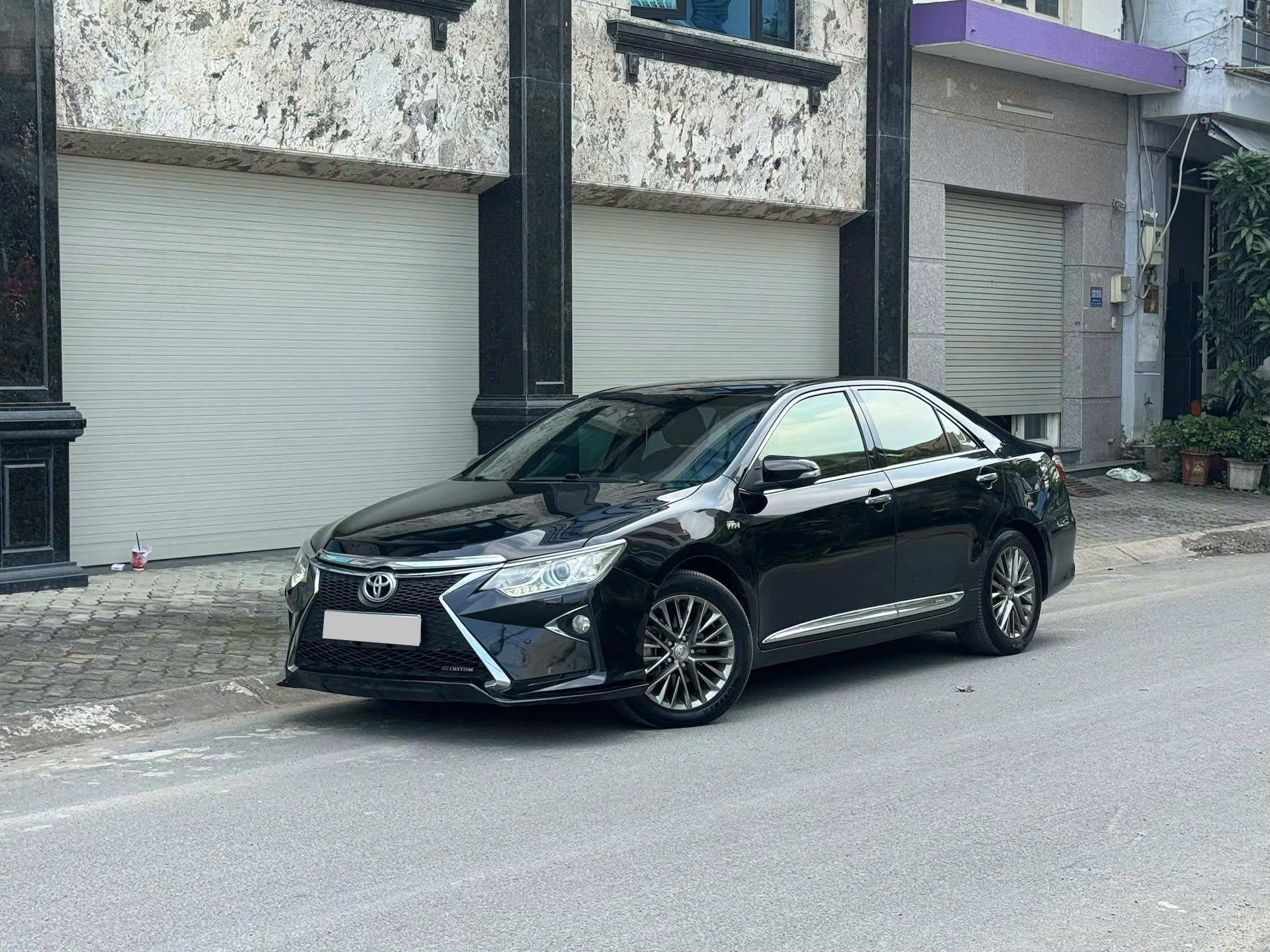 Cần bán Toyota Camry 2.5Q năm 2017, màu đen, giá tốt