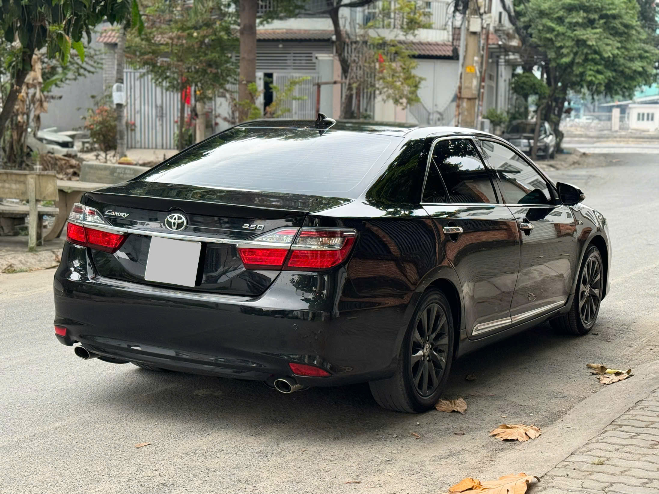 Cần bán xe Toyota Camry 2.5Q năm 2016, màu đen, giá tốt