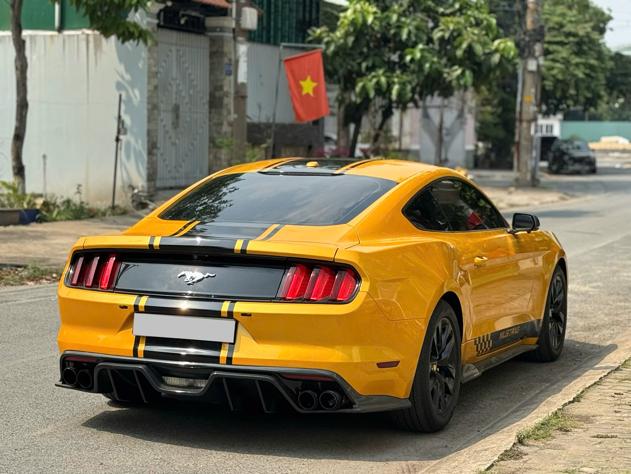 Cần bán xe Ford Mustang Ecoboost sản xuất 2015, màu vàng, nhập khẩu, 1.22 tỉ