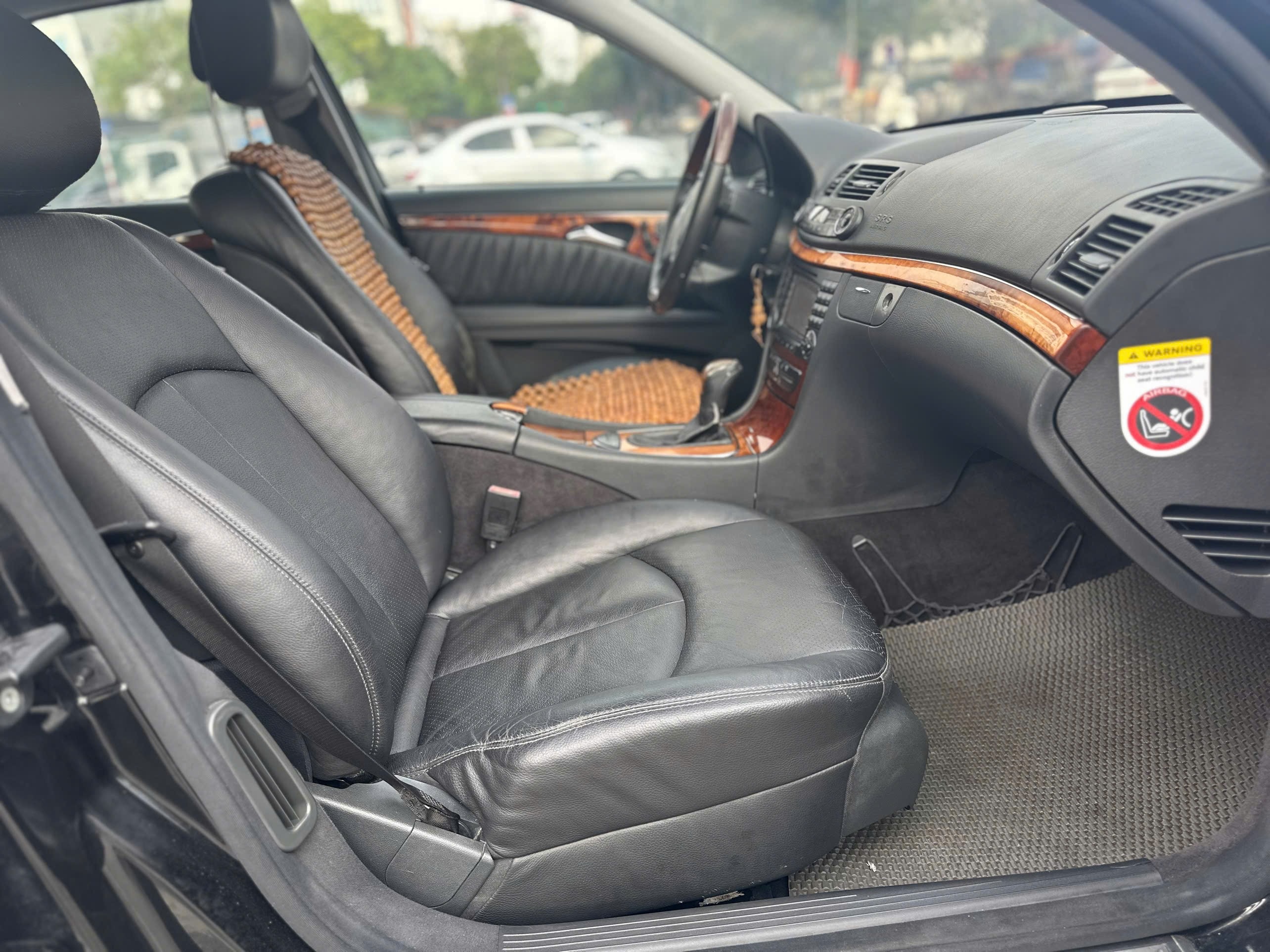 Cần bán Mercedes-Benz E class E280 năm sản xuất 2005, màu đen, giá 137tr