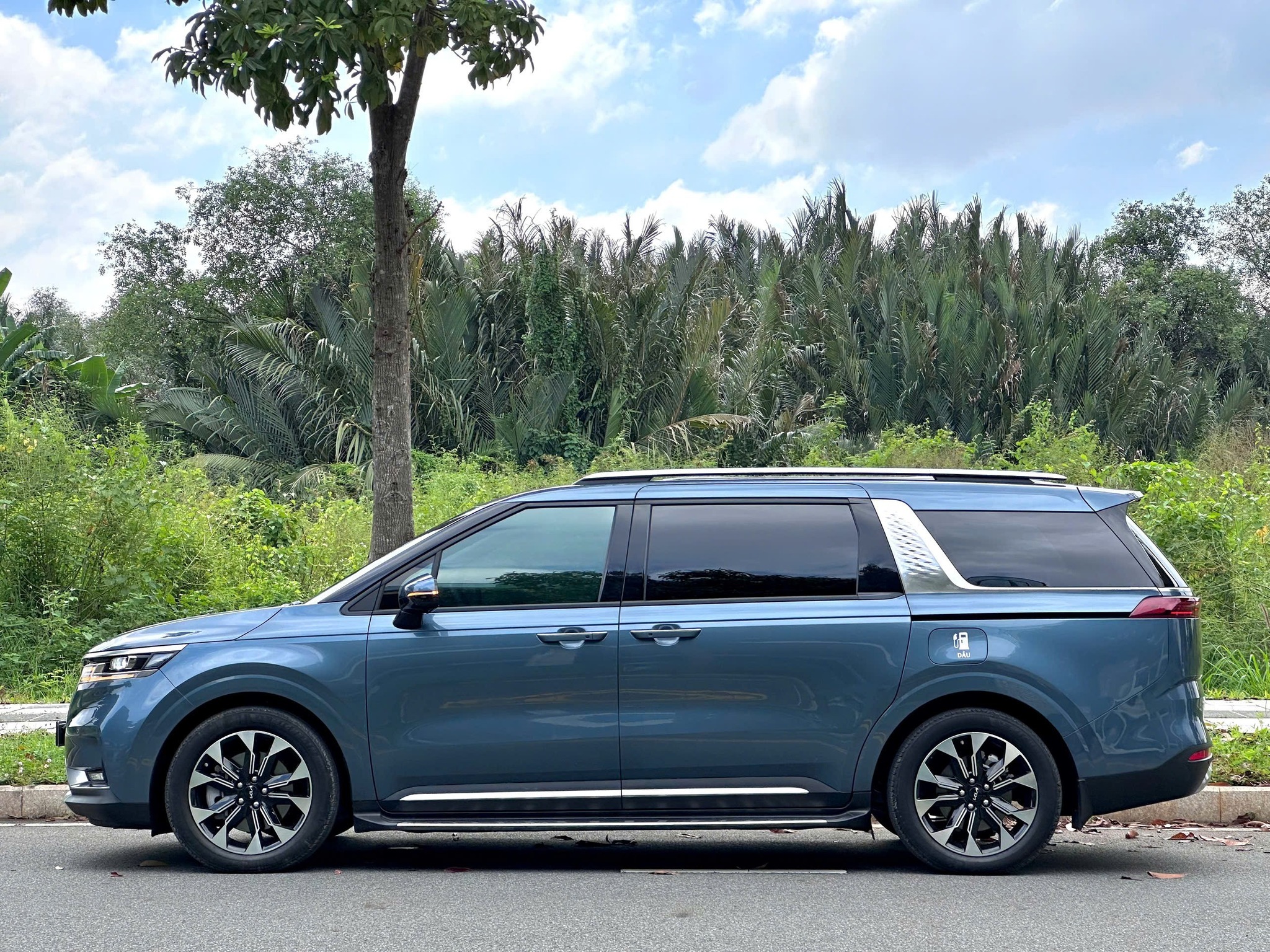 Bán Kia Carnival Signature 2.2D Full dầu năm sản xuất 2024, màu xanh lam